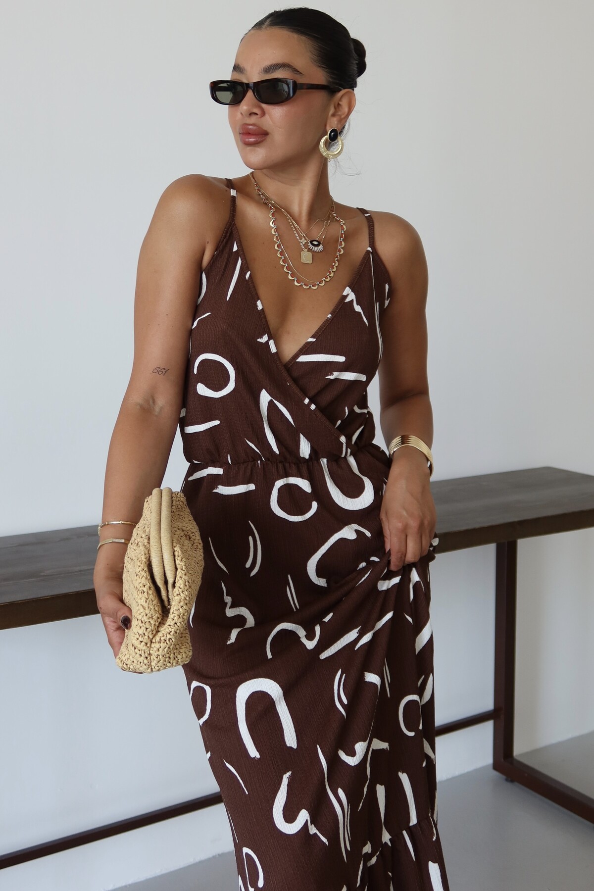MODAGEN  Kadın Kahverengi Desenli Kruvaze Maxi Boy Askılı Krinkıl Elbise - Görsel 3