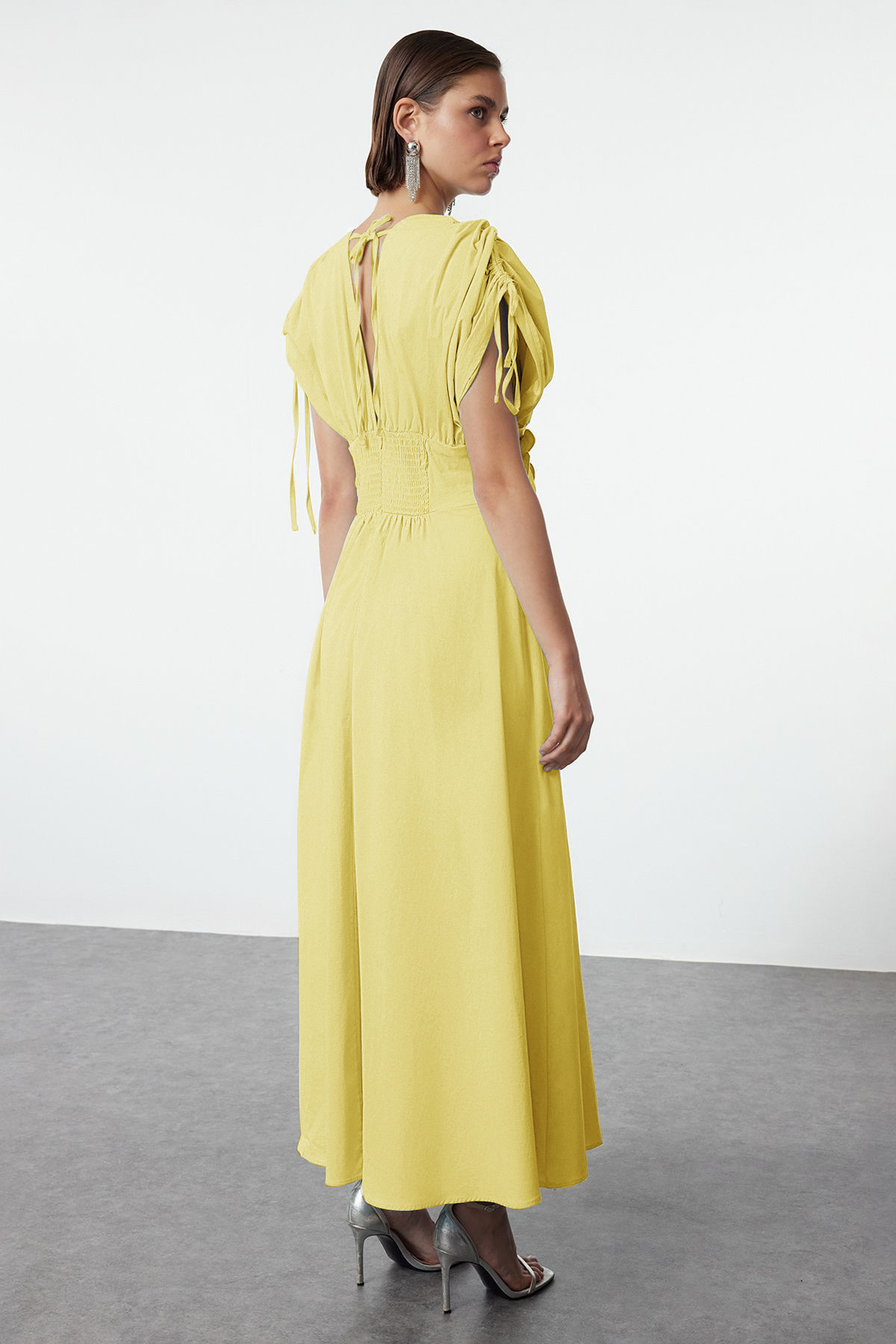 Trendyolmilla  Açık Sarı 3 Boyutlu Çiçek Detaylı Poplin Şık Abiye Gece Mezuniyet Elbisesi TPRSS24EL00282 - Görsel 9