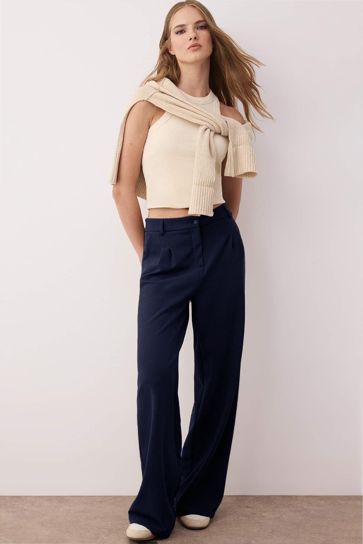 Trendyol Collection Σκούρο Navy Blue πλισέ παντελόνι με φαρδύ πόδι/φαρδύ TWOAW25PL00109