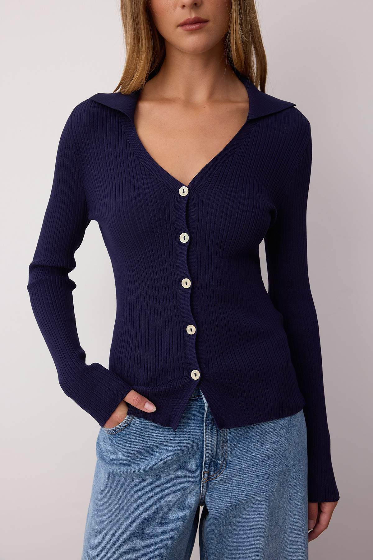 Trendyolmilla  Wardrobe Essentials Lacivert Fitted/Vücuda Oturan Merserize Görünümlü Triko Hırka TWOAW26HI00113 - Görsel 3