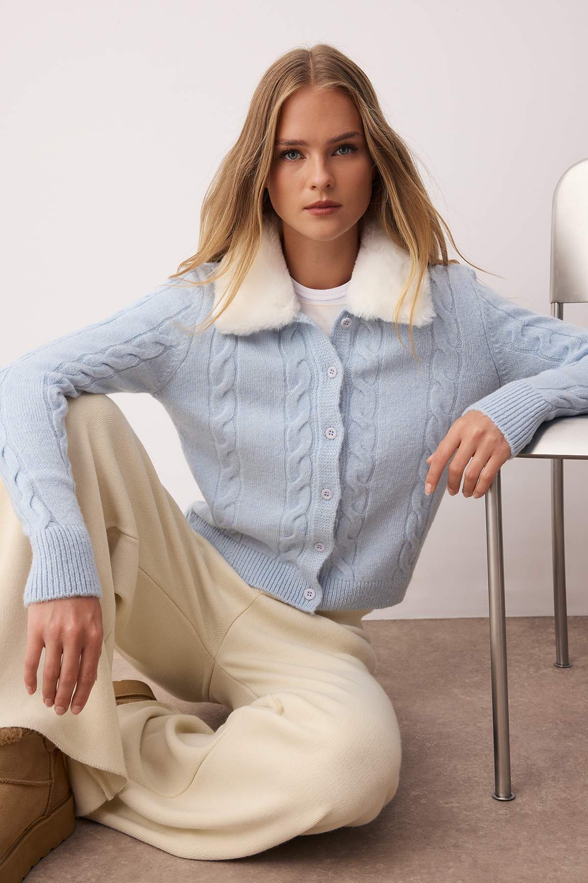 Trendyolmilla  Mavi Crop/Kısa Kürk Yakalı Saç Örgü Triko Hırka TWOAW26HI00048