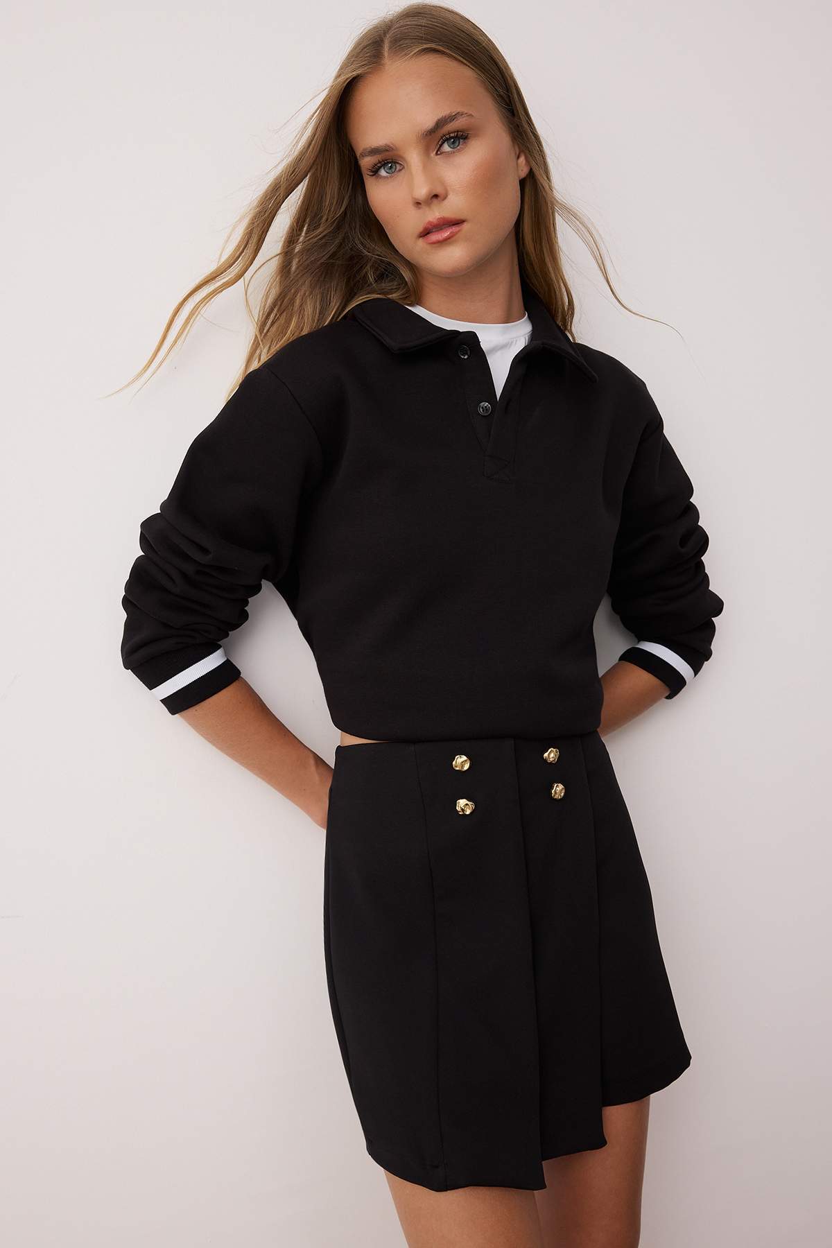 Trendyolmilla  Siyah Düğme Detaylı Şort Etek Şort & Bermuda TWOAW26SR00010 - Görsel 2