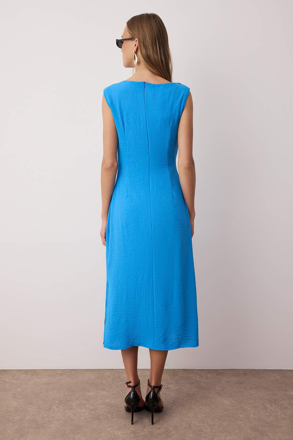 Trendyol Collection-Blaues Accessoire Detailliertes Midi-Webkleid TWOSS25EL00862 4
