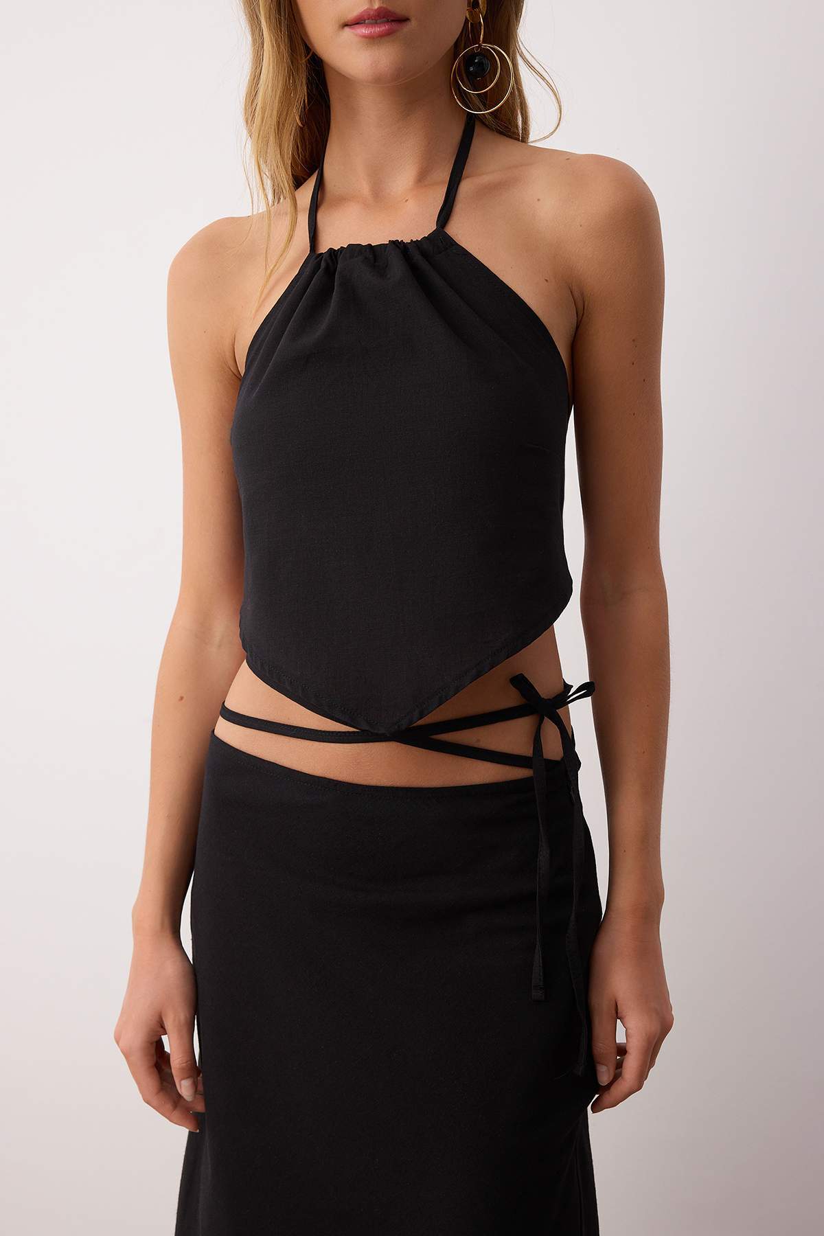 Trendyolmilla  Siyah Dokuma Bağlama Detaylı Plaj Yüksek Bel Bluz-Etek Takım TBESS25AU00089 - Görsel 3