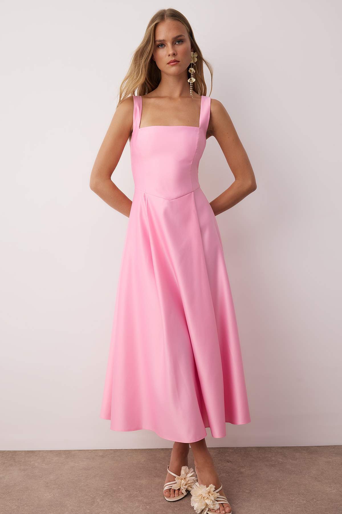 Trendyol Collection Jasnoróżowa sukienka wieczorowa z satyny tkanej w kształc...