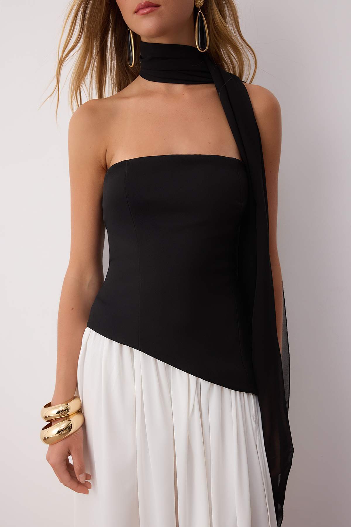 Trendyolmilla  Siyah-Beyaz A Kesim ŞalDetaylı Maxi Şık Abiye Gece Mezuniyet Elbisesi TPRSS25EL00310 - Görsel 3