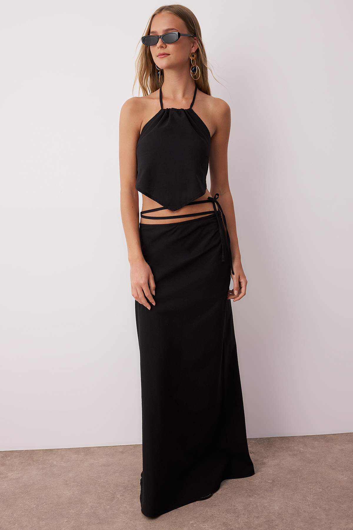 Trendyolmilla  Siyah Dokuma Bağlama Detaylı Plaj Yüksek Bel Bluz-Etek Takım TBESS25AU00089