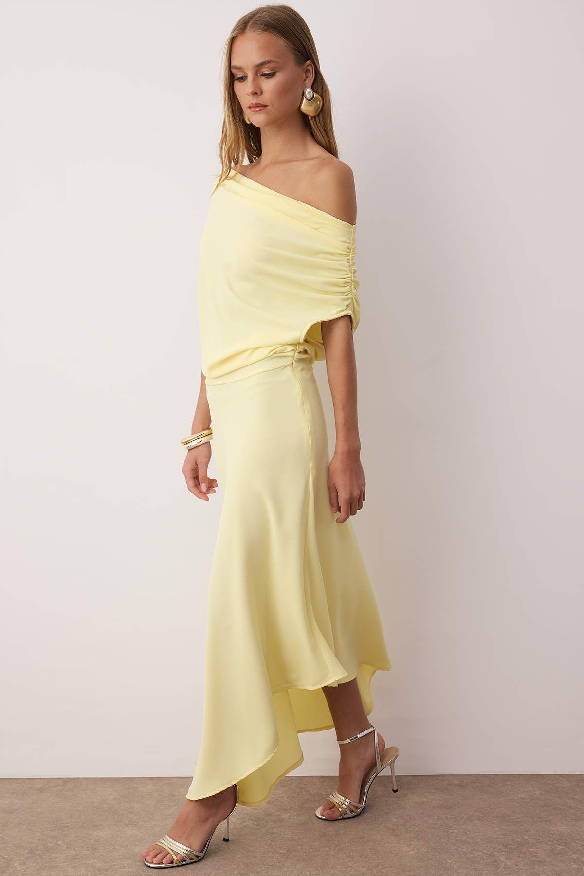 Trendyol Collection Żółta sukienka midi z dekoltem w łódkę i elegancką tkaniną w kształcie litery A TPRSS25EL00321