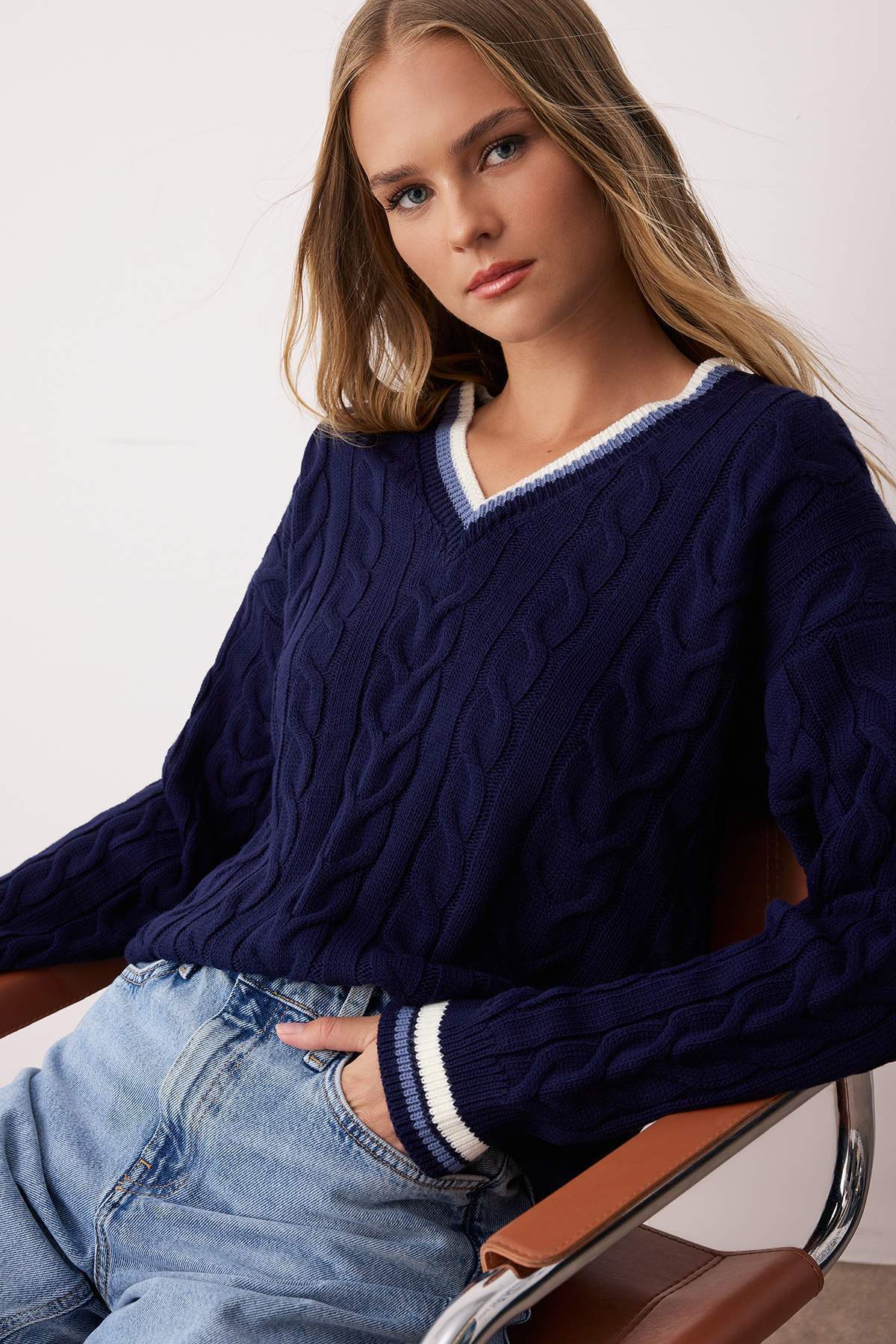 Trendyol Collection Темно-синій трикотажний светр з плетінням у вигляді коси на тему коледжу TWOAW26KZ00153