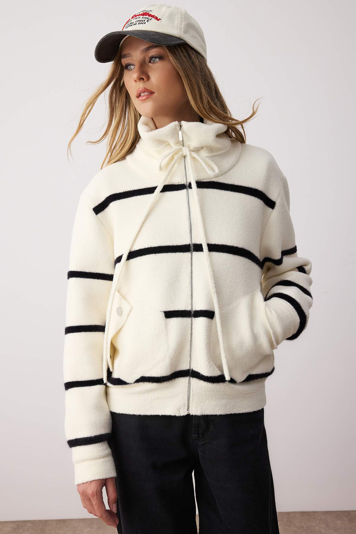 Trendyolmilla  Ekru-Siyah Çizgili Fermuarlı Geniş Kalıp Özel İplikli Mont Görünümlü Triko Hırka TWOAW26HI00030 - Görsel 3