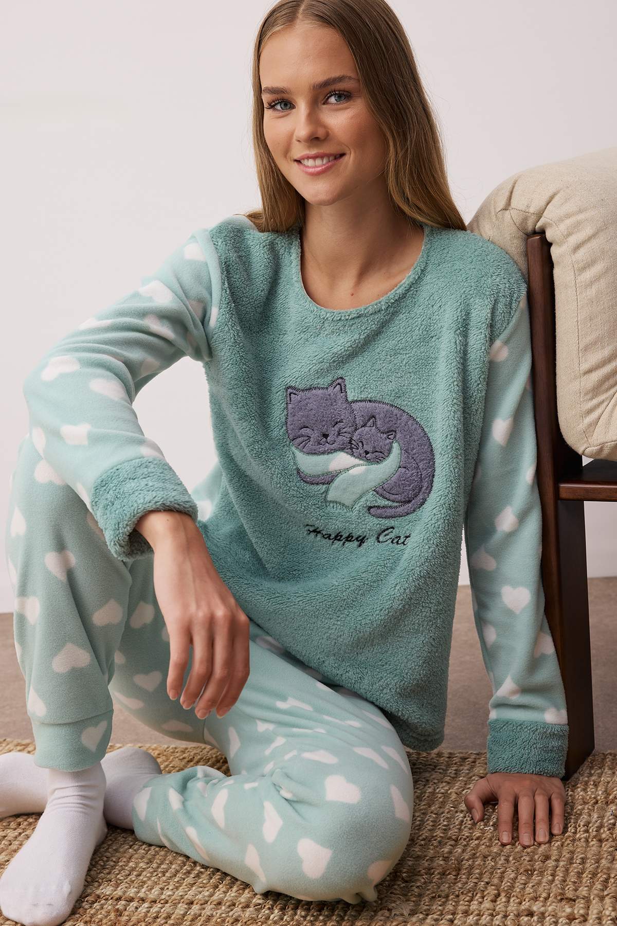 Trendyol Collection Fleece-Winter-Pyjama-Set mit mintfarbenem Katzen-Stickerei-Schlafband – THMAW21PT0669