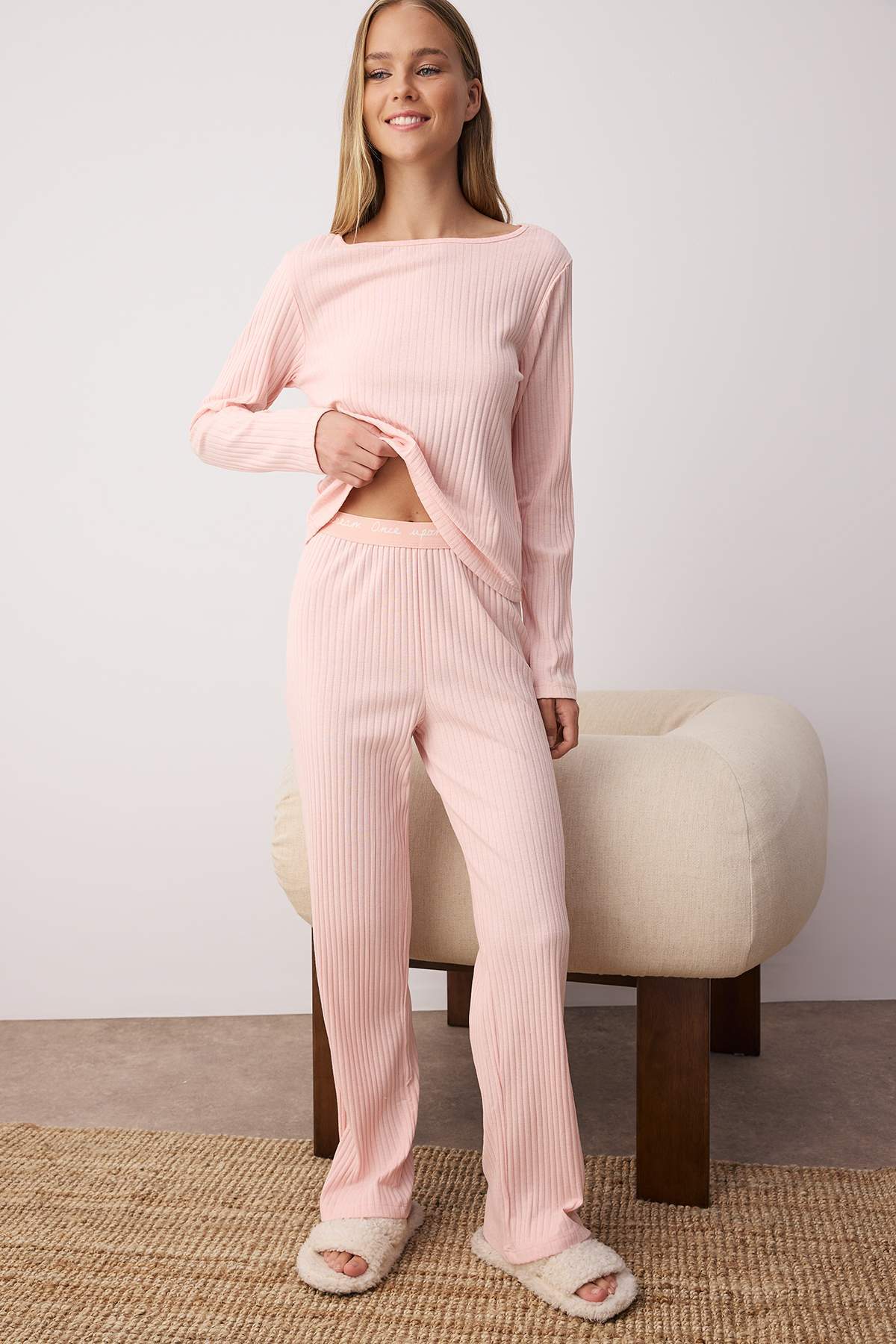 Trendyolmilla Pudra Slogan Lastik Detaylı Fitilli Örme Pijama Takımı THMAW21PT0269