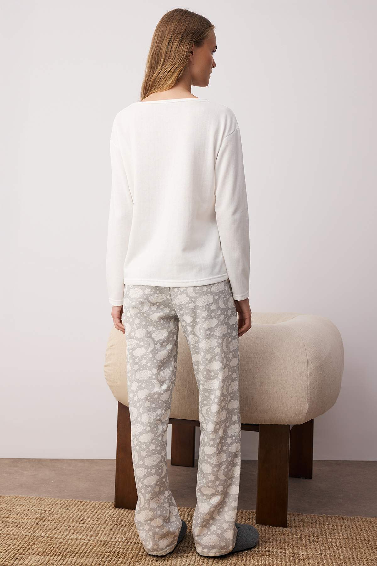 Trendyolmilla  Beyaz Pamuklu Galaksi Desenli Sloganlı Uyku Bantlı Örme Pijama Takımı THMAW25PT00223 - Görsel 5