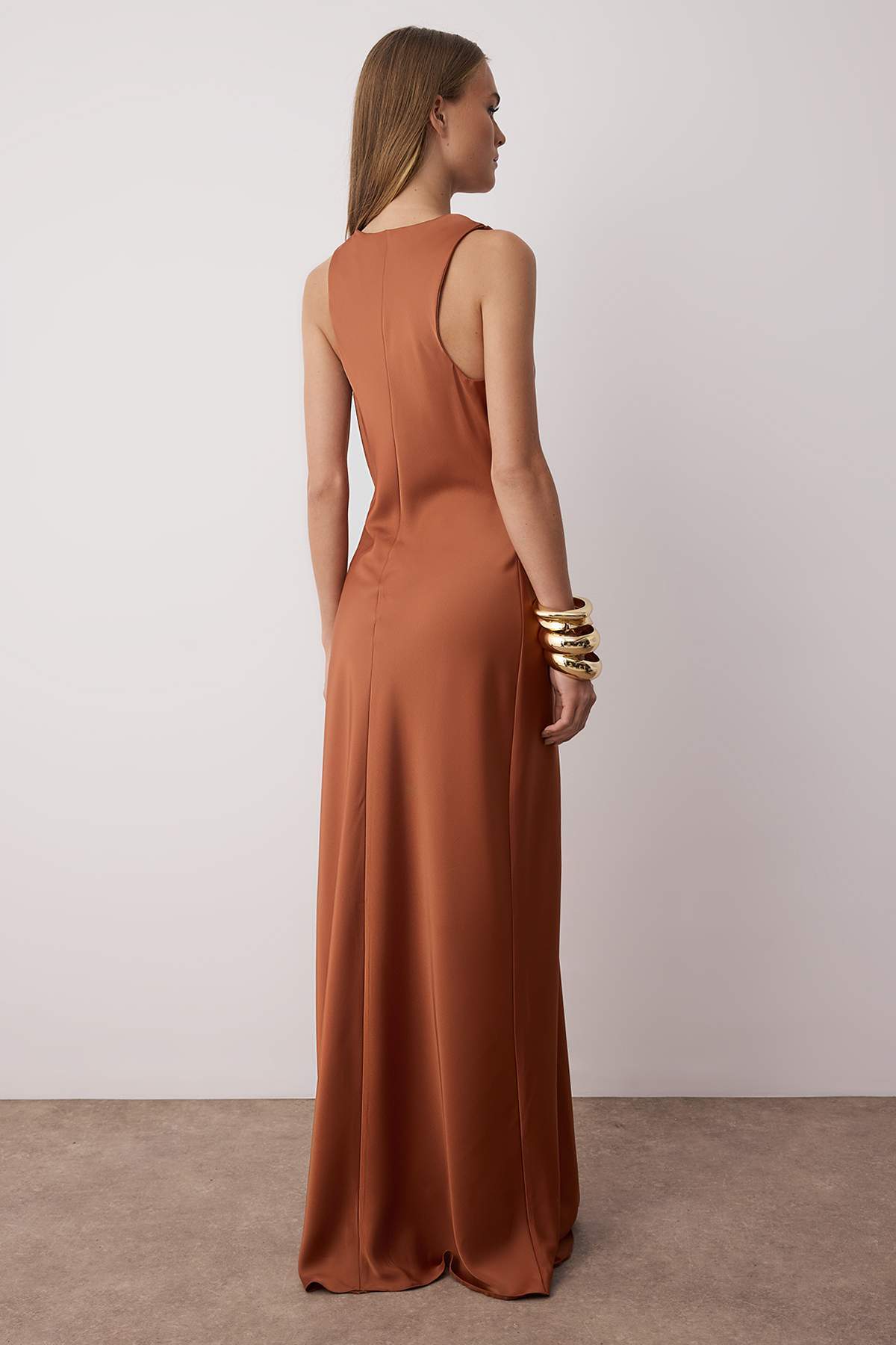 Braunes, figurbetontes, aus Satin gewebtes Maxi-Abendkleid für den Abschlussball TPRSS25AE00066