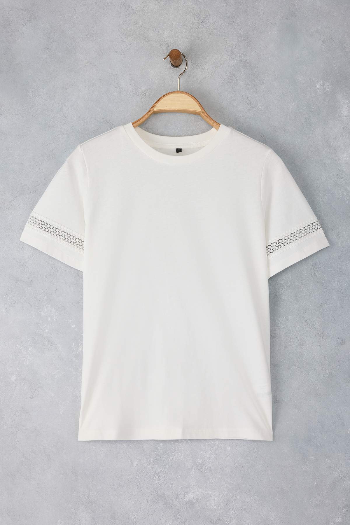 Trendyolmilla  Beyaz Aksesuar Kalın Pamuklu Detaylı Basic/Regular Kalıp Örme T-Shirt TWOSS24TS00048 - Görsel 7