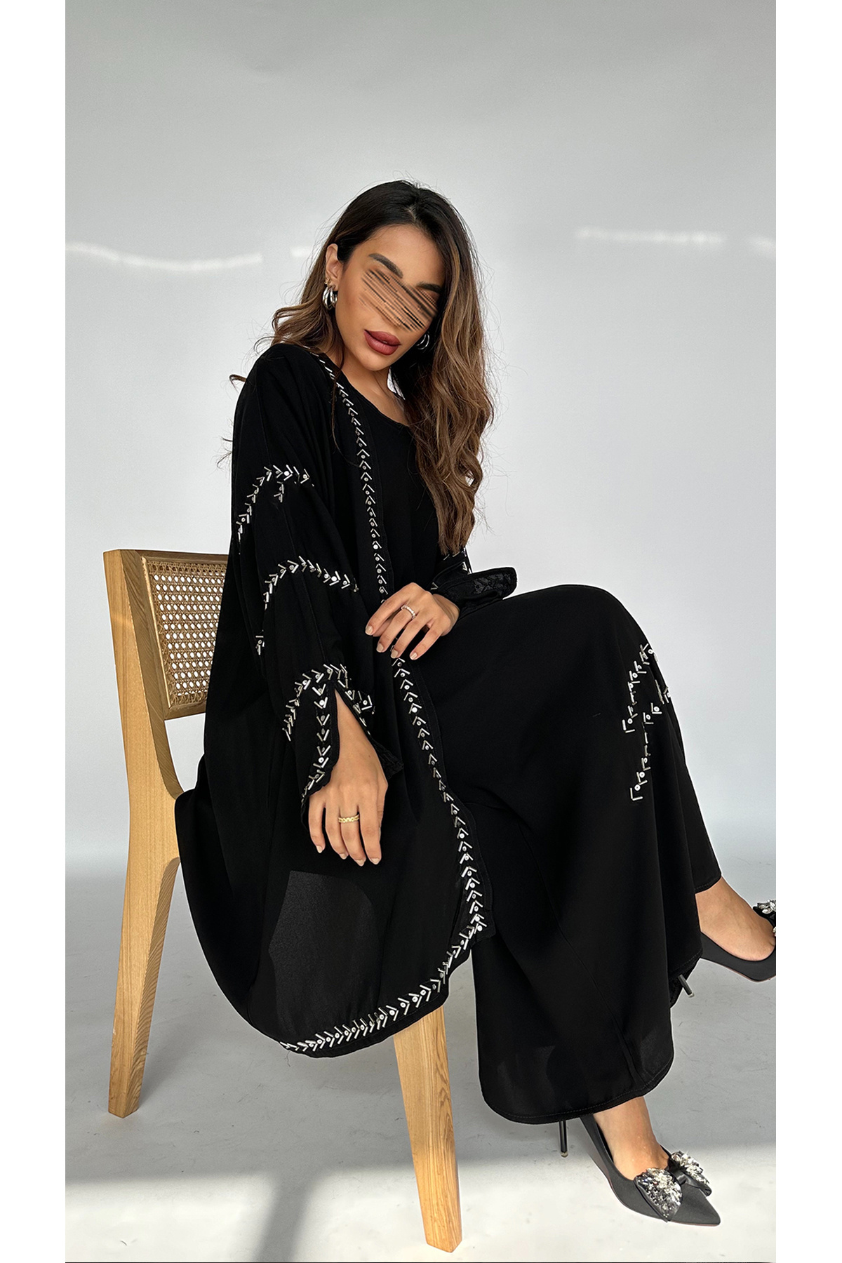 عباية سوداء مع فستان داخلي وتطريز