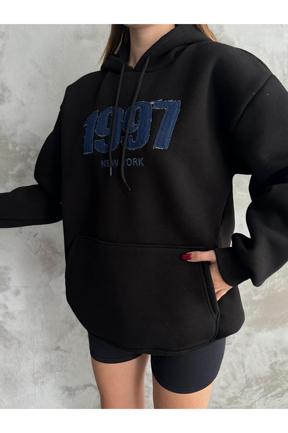 Ellit giyim  Kadın Siyah Oversize SweatShirt Kanguru Cepli 1997 Yazılı - Görsel 2