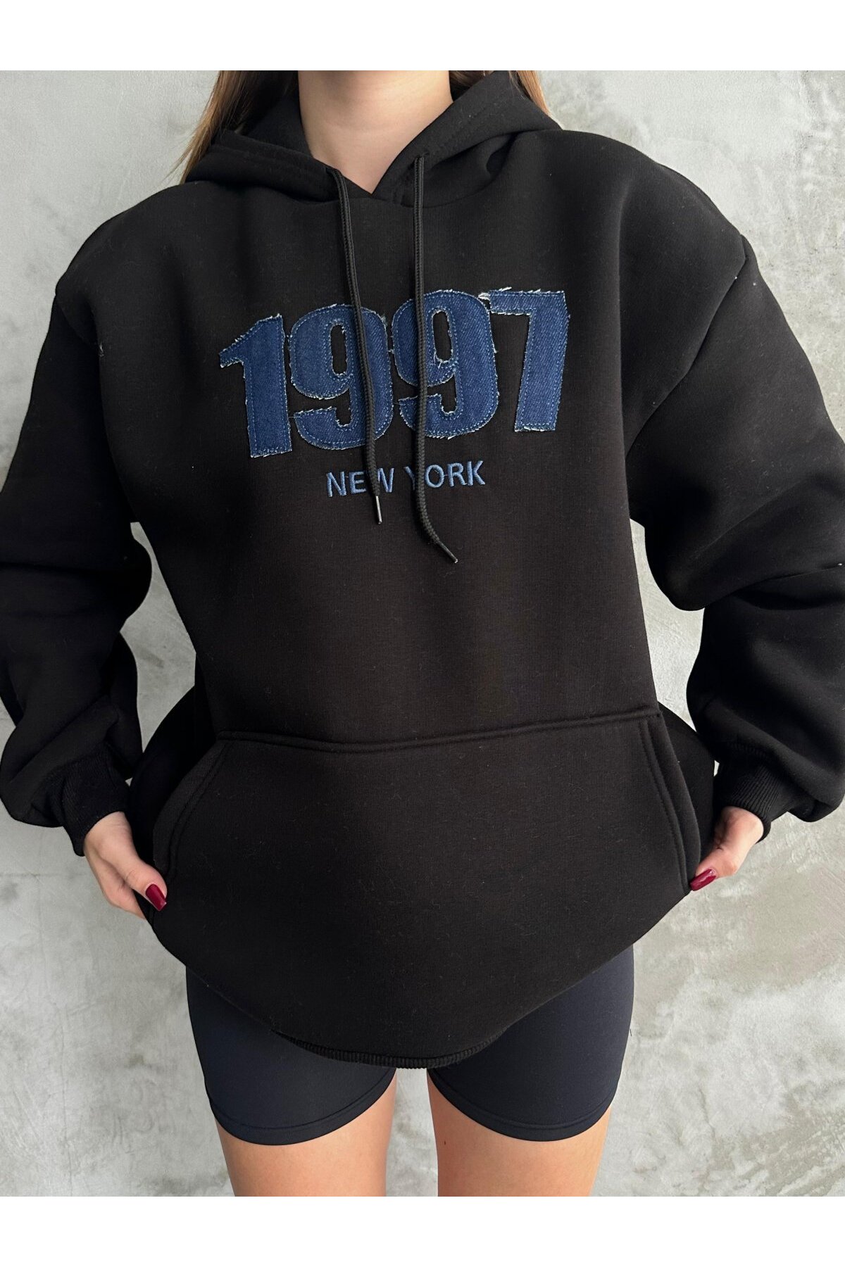 Ellit giyim  Kadın Siyah Oversize SweatShirt Kanguru Cepli 1997 Yazılı