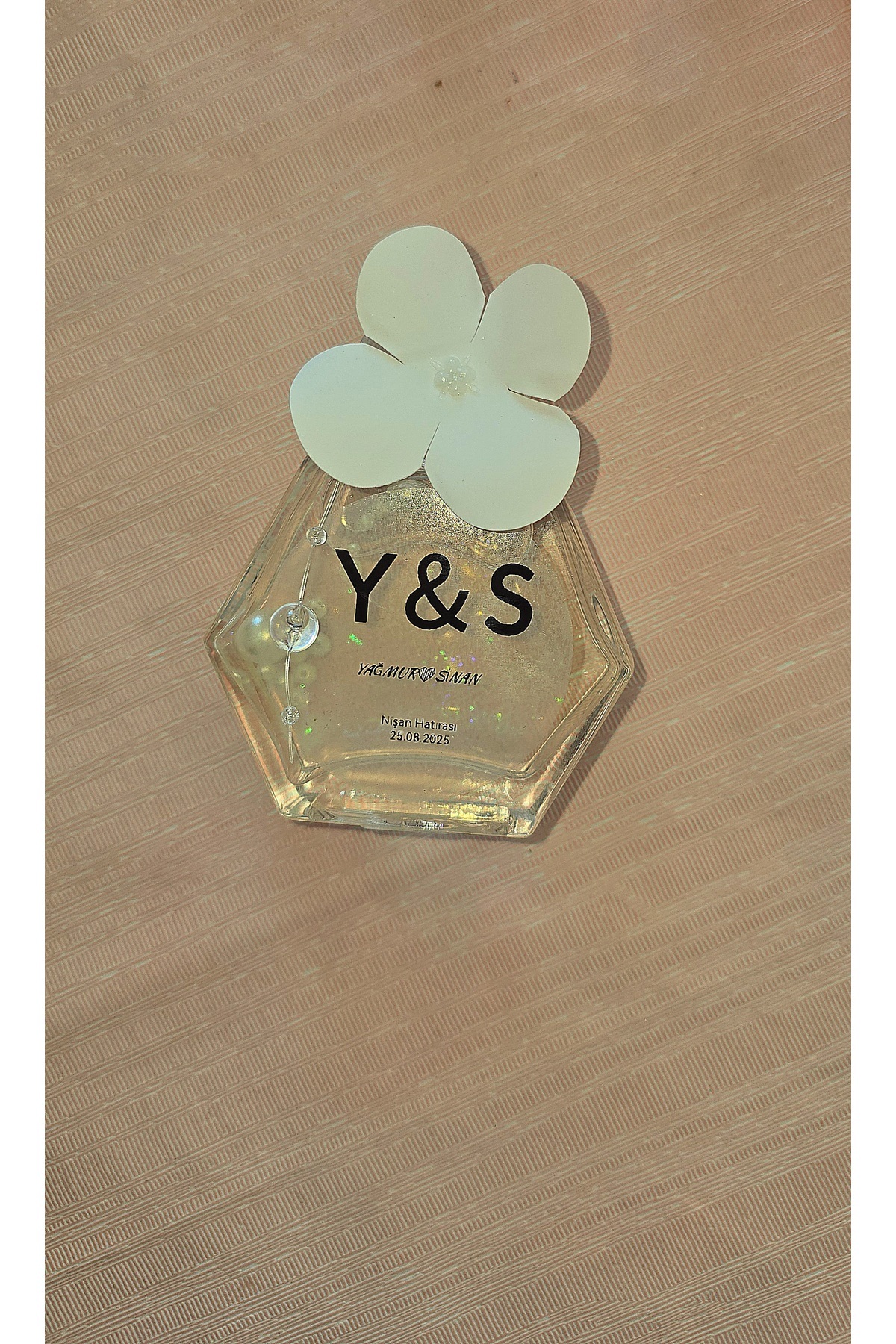 yağmur candle Beşgen Şişe Beyaz Çiçekli Etiketli İnci Boncuklu ve Simli Limon Kolonyası