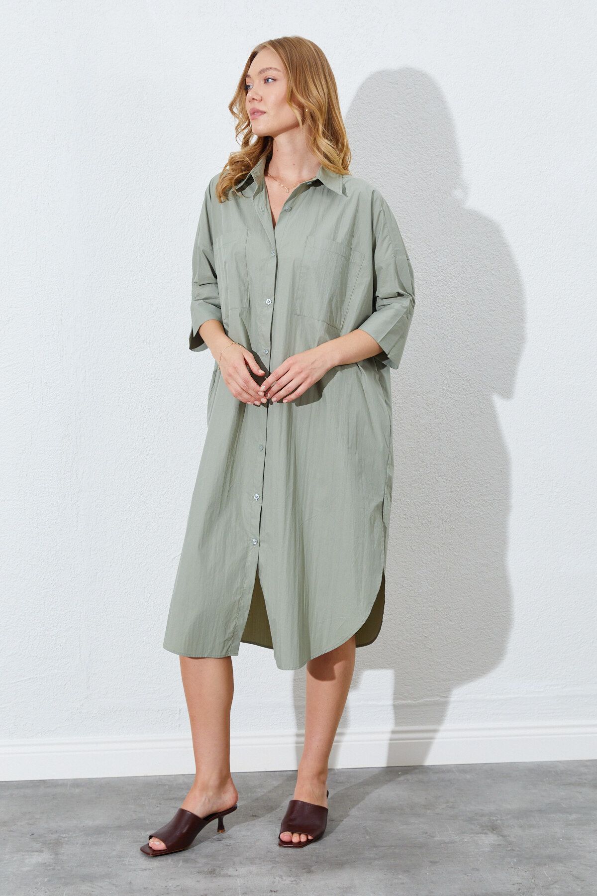 Çağla Oversize kesim, cepli, düğmeli gömlek elbise | MKES283067-1