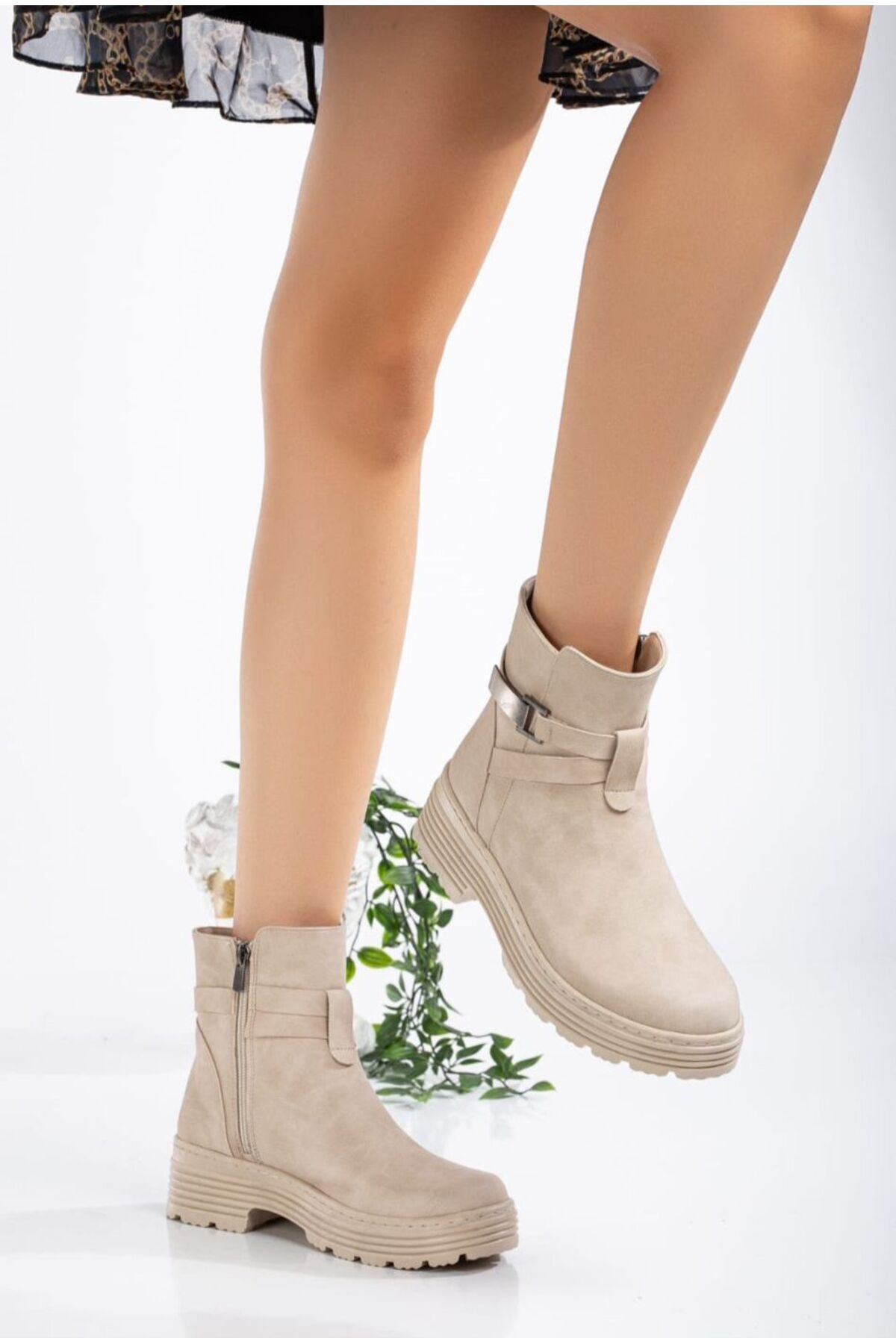 AĞCA Kadın Özel Tasarım Oval Burunlu Toka Detaylı Süet Bot