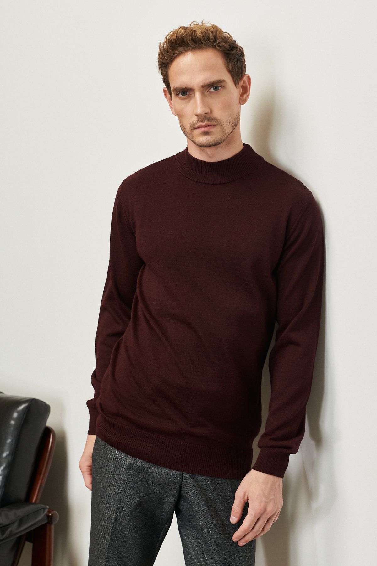 AC&Co / Altınyıldız Classics-Herrenpullover in Weinrot mit Standard-Passform und normalem Schnitt, halber Rollkragenpullover aus Wolle 1