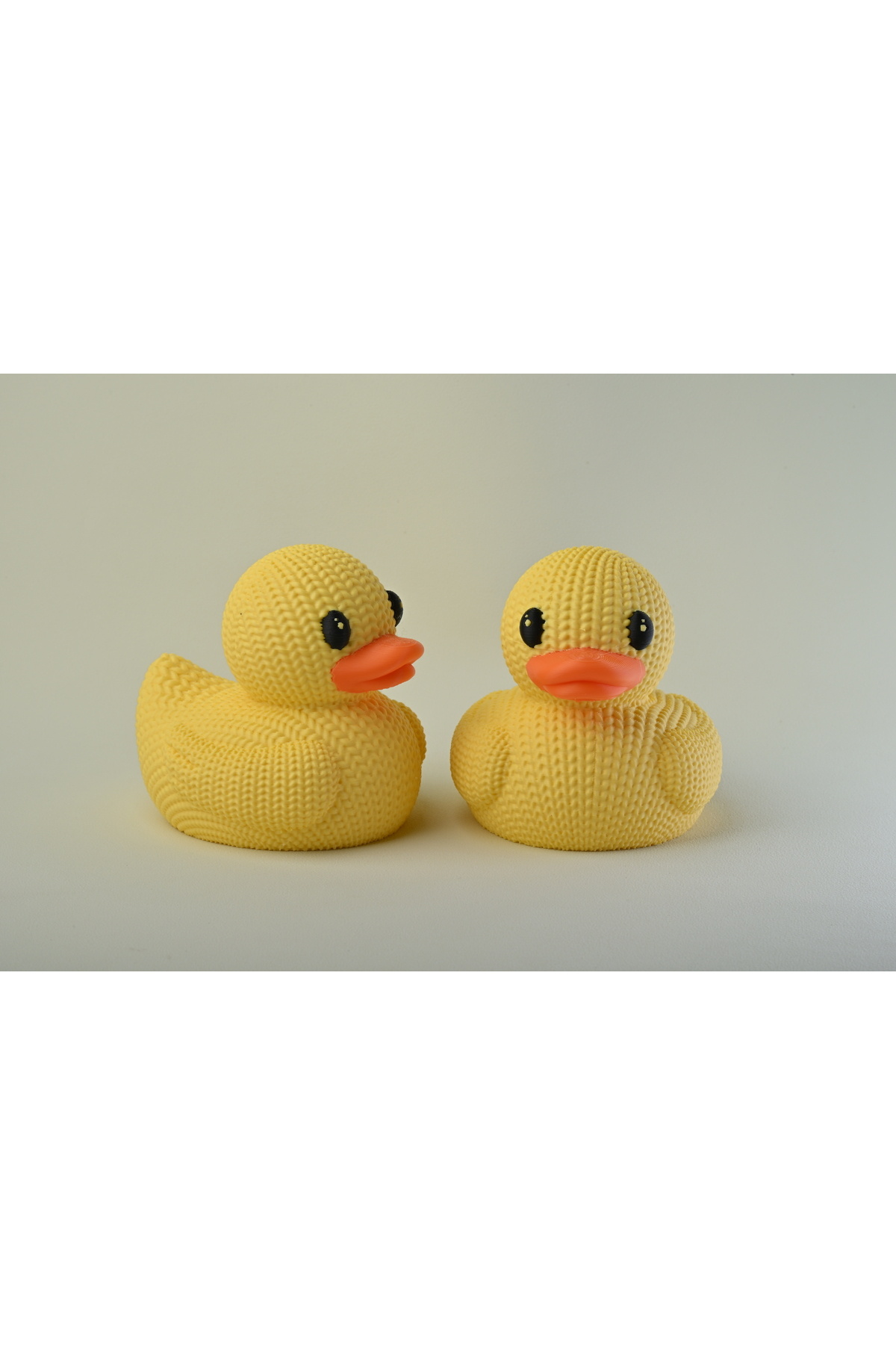 2 Adet 10 cm Örgü Desenli Sarı Ördek Figürü - 3D Baskı