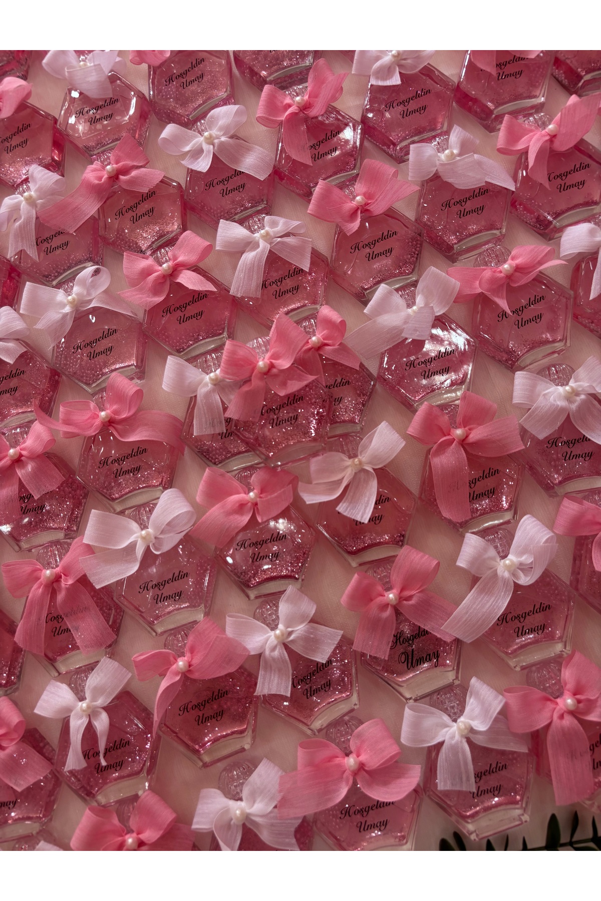 Home Altıgen şişe bebek hediyeliği kolonya çeşitleri vardır istediğiniz kokuda sim inci dahil 30 Adet fotoğrafı 4 (önizleme)