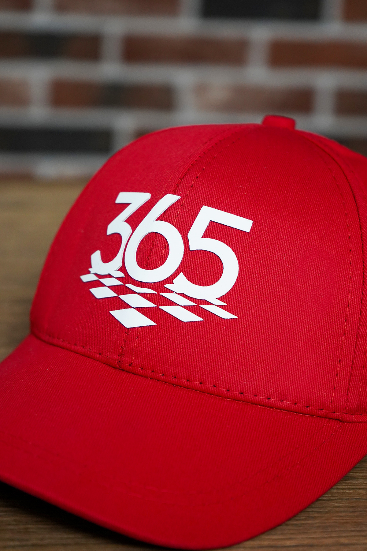 Logolu Kırmızı Satranç Şapkası - Unisex Ayarlanabilir Spor ve Günlük Cap resmi