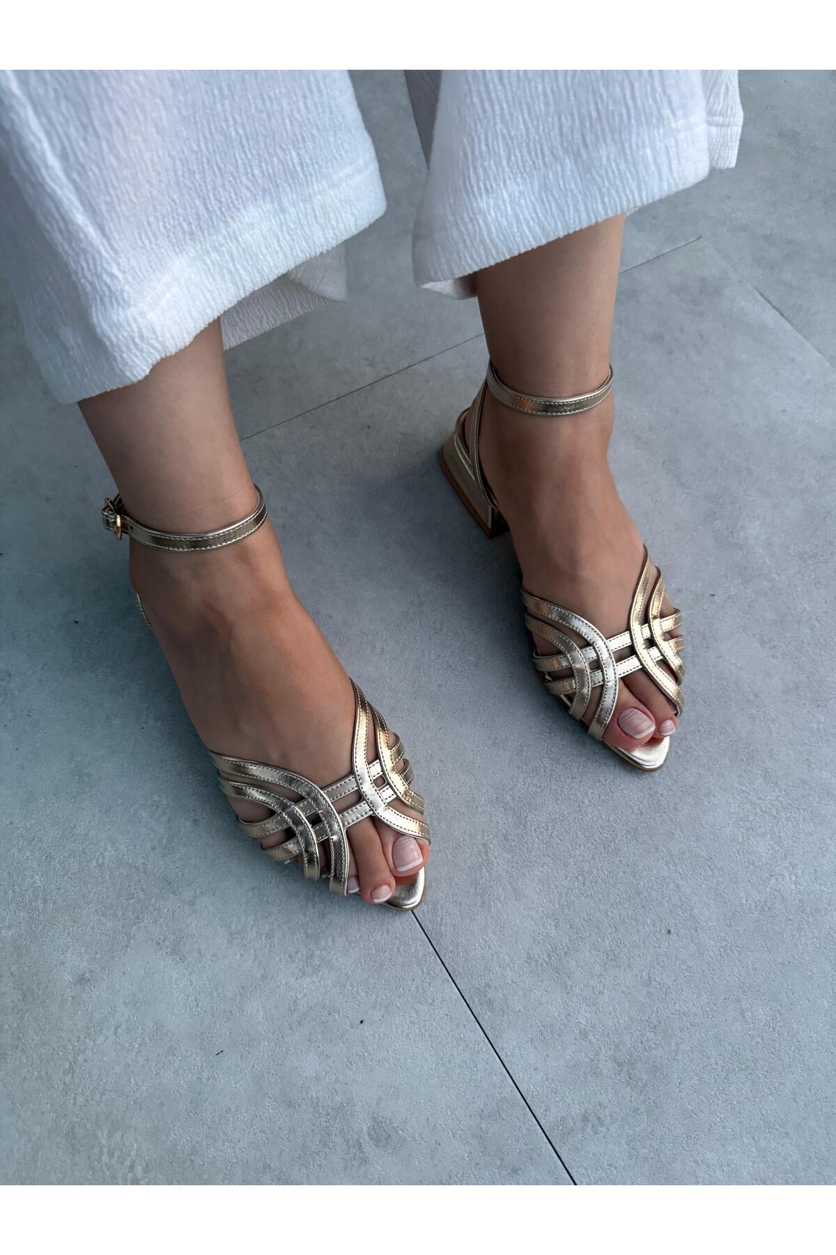 Elvinin Tarzı  Selly Gold Renk Bilekten Bağlamalı Alçak Topuklu Terlik - Görsel 3