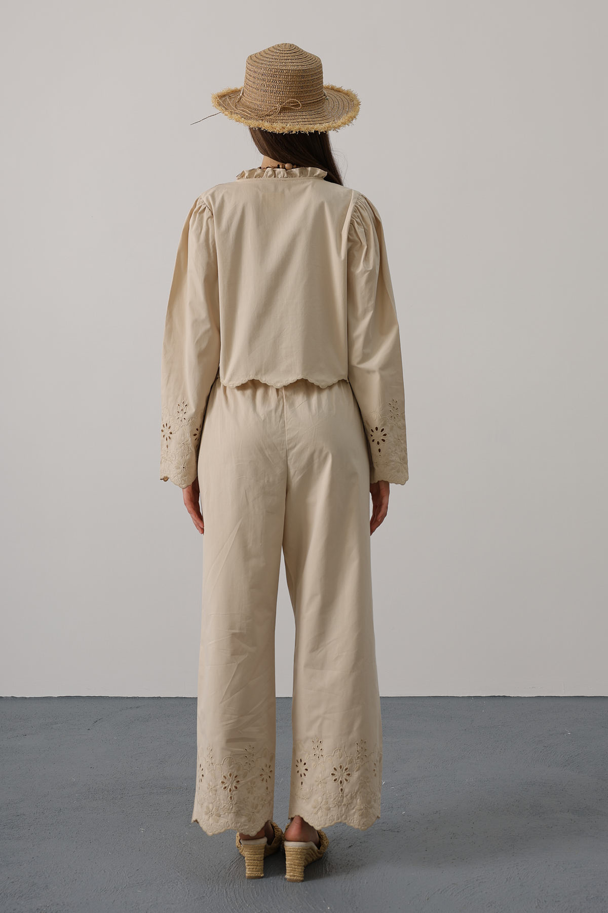 Trendyolmilla  Taş %100 Pamuk Poplin Paça Detaylı Pantolon TWOSS25PL00133 - Görsel 3