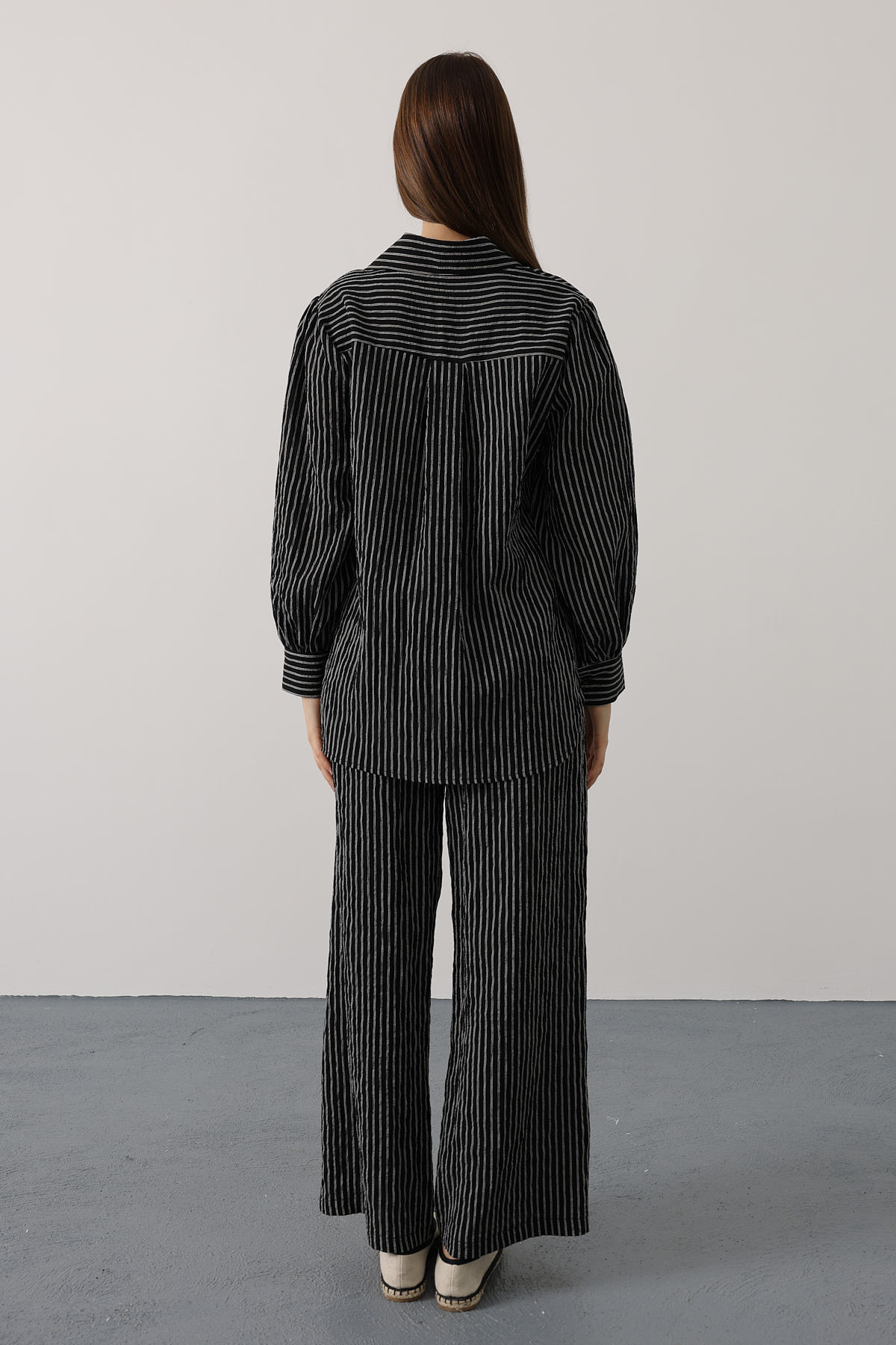 Trendyolmilla  Siyah Çizgili Dokulu Rahat Kumaş Pantolon TWOAW26PL00072 - Görsel 2