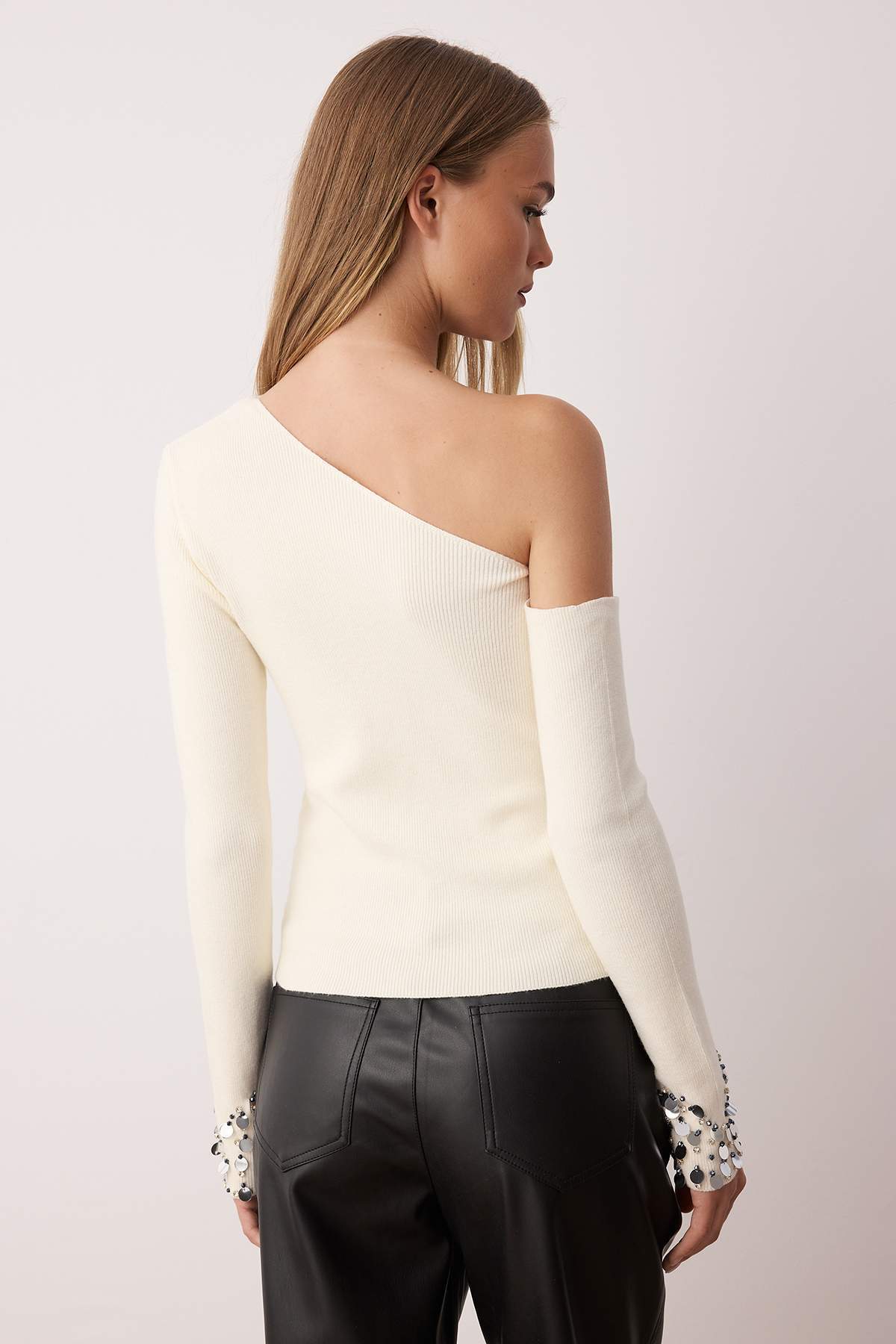 Trendyolmilla  Ekru Premium İplik/Özel İplik Asimetrik Yaka Kol Ucu Payetli Triko Kazak TWOAW26KZ00020 - Görsel 4