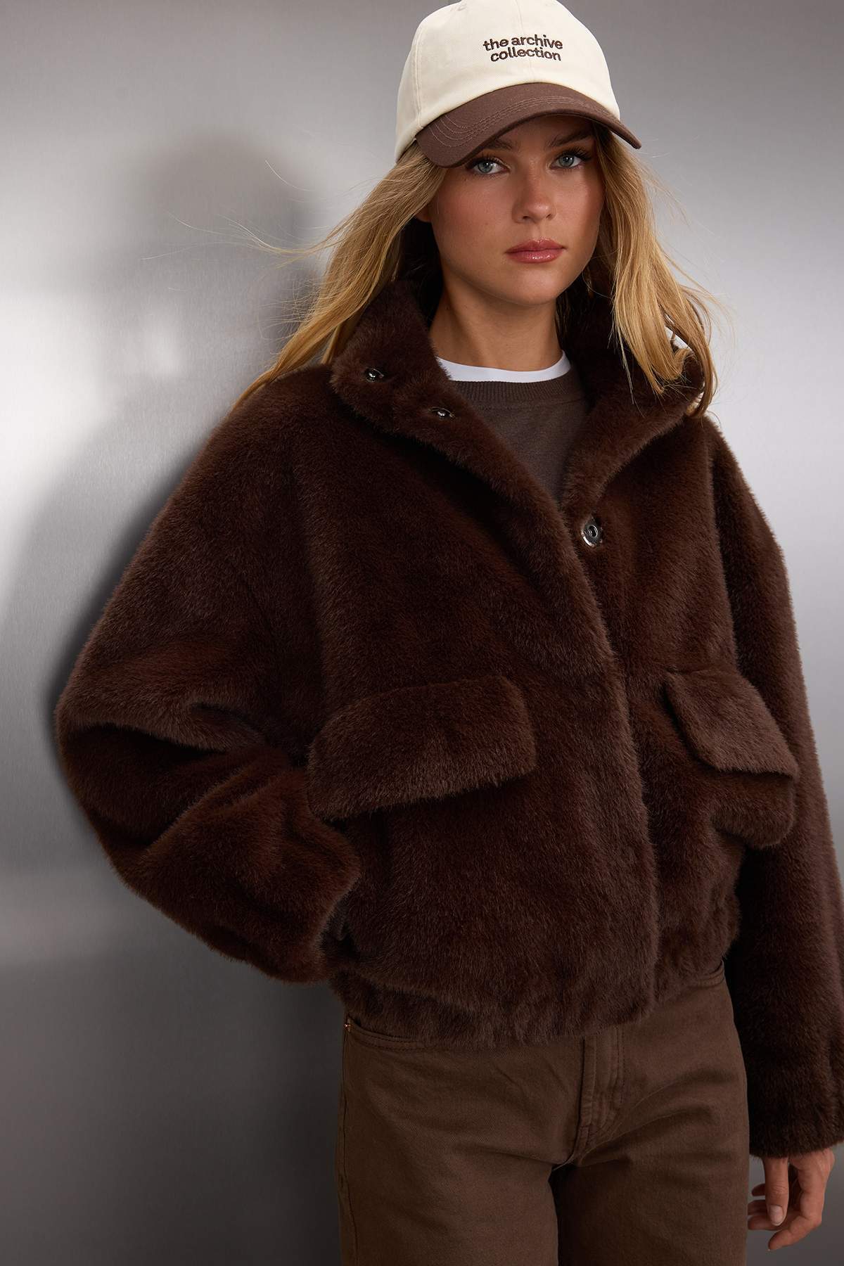 Trendyol Collection Dunkelbrauner Oversize-Plüsch-Bombermantel TWOAW26MO00063