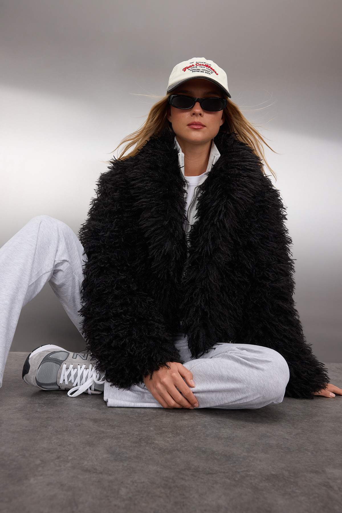 Trendyol Collection Schwarzer Oversize-Pelzmantel TWOAW26MO00051