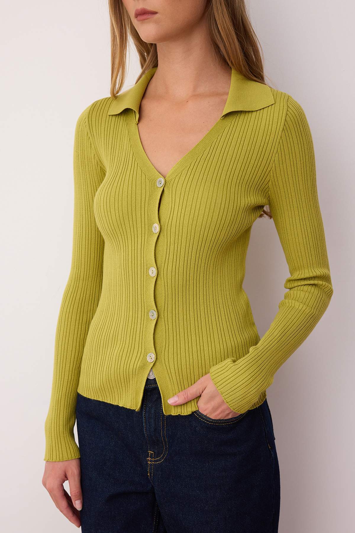 Trendyolmilla  Wardrobe Essentials Yağ Yeşili Fitted/Vücuda Oturan Merserize Görünümlü Triko Hırka TWOAW26HI00113 - Görsel 2