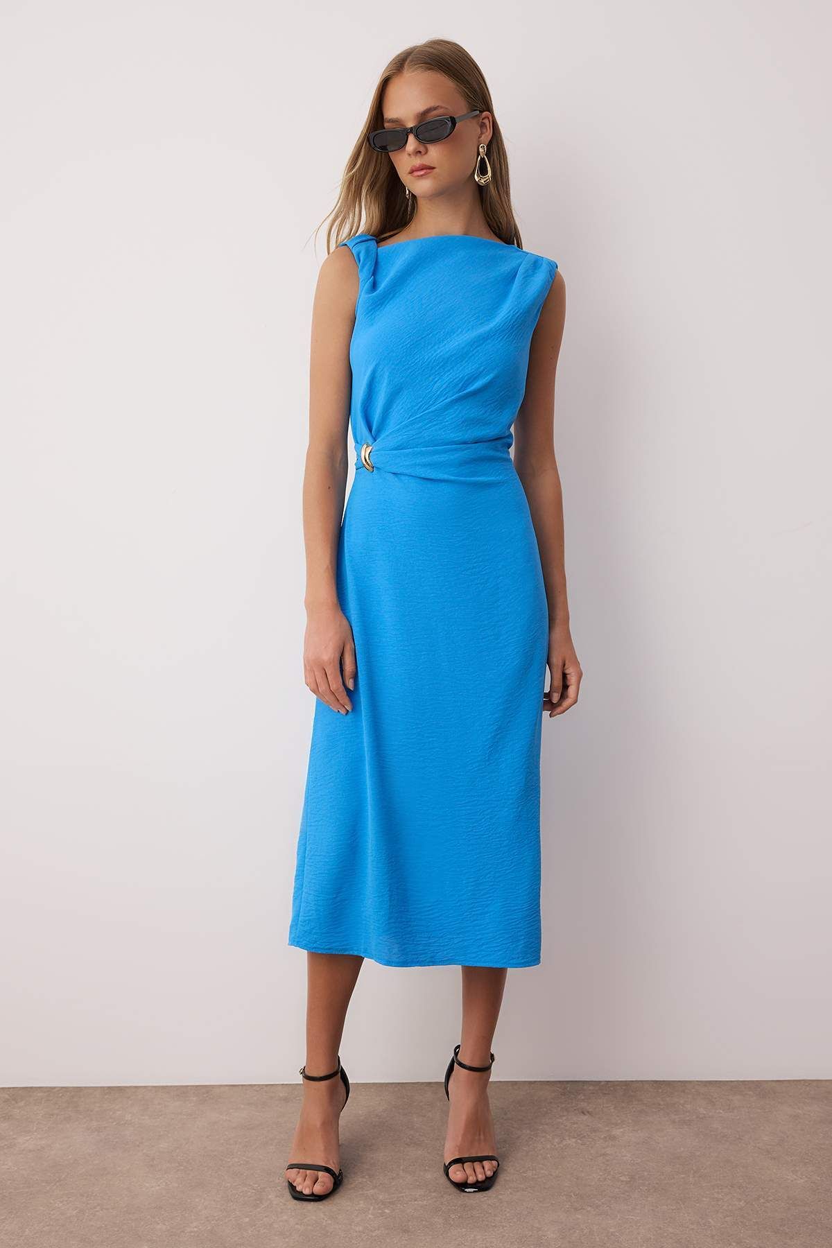 Trendyol Collection Blaues Accessoire Detailliertes Midi-Webkleid TWOSS25EL00862