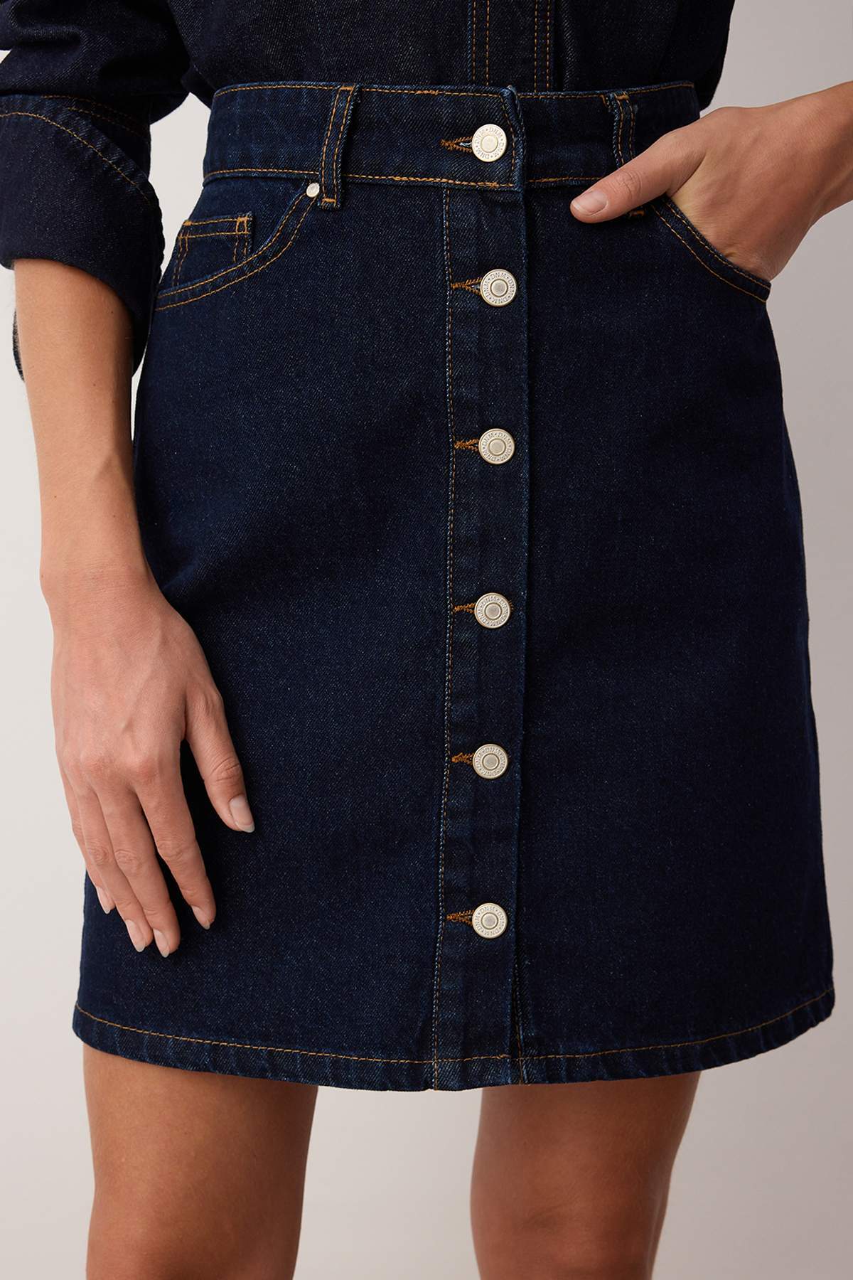 Trendyolmilla  Koyu Mavi Önden Düğmeli Mini Denim Etek TWOAW26ET00022 - Görsel 3