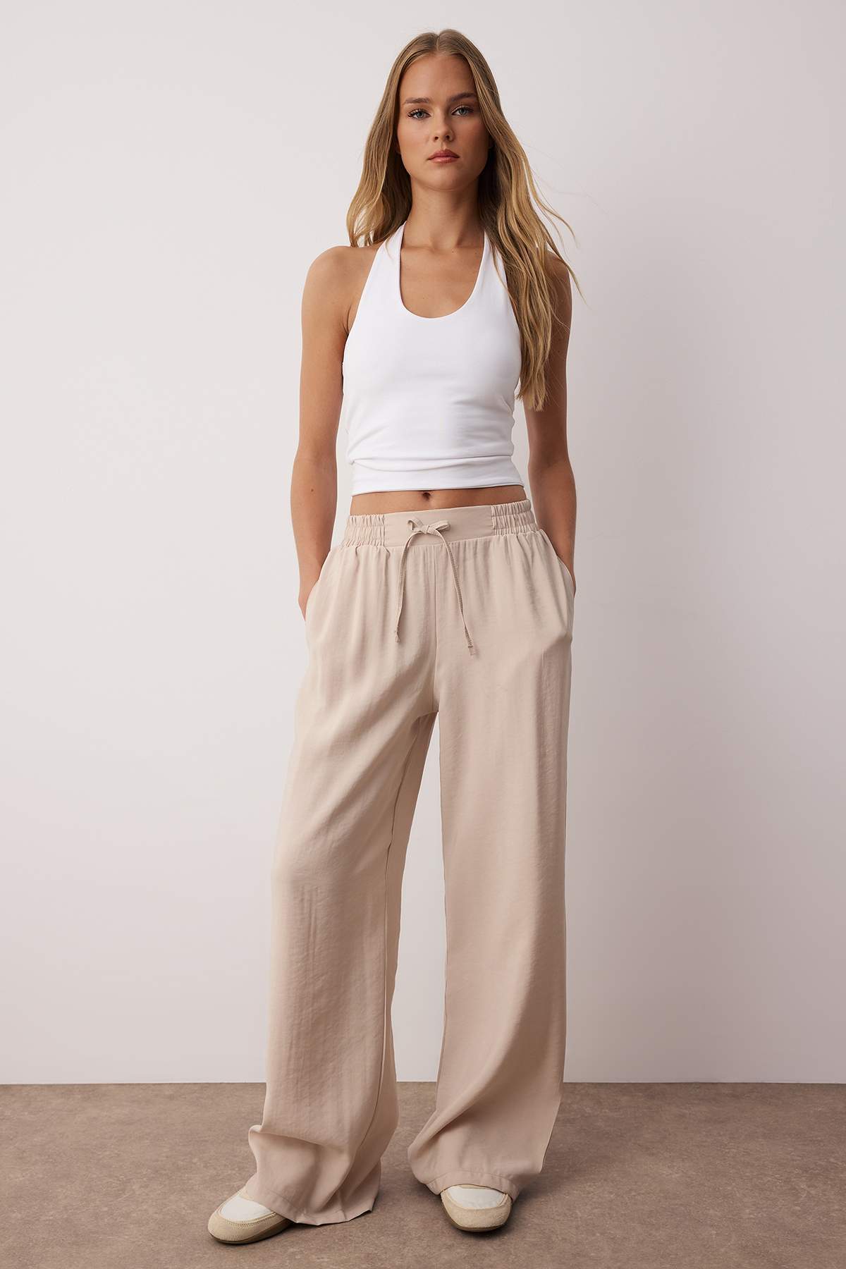 Trendyolmilla  Bej Modal Tuşeli Beli Lastikli Wide Leg/Geniş Paça Pantolon TWOSS25PL00130