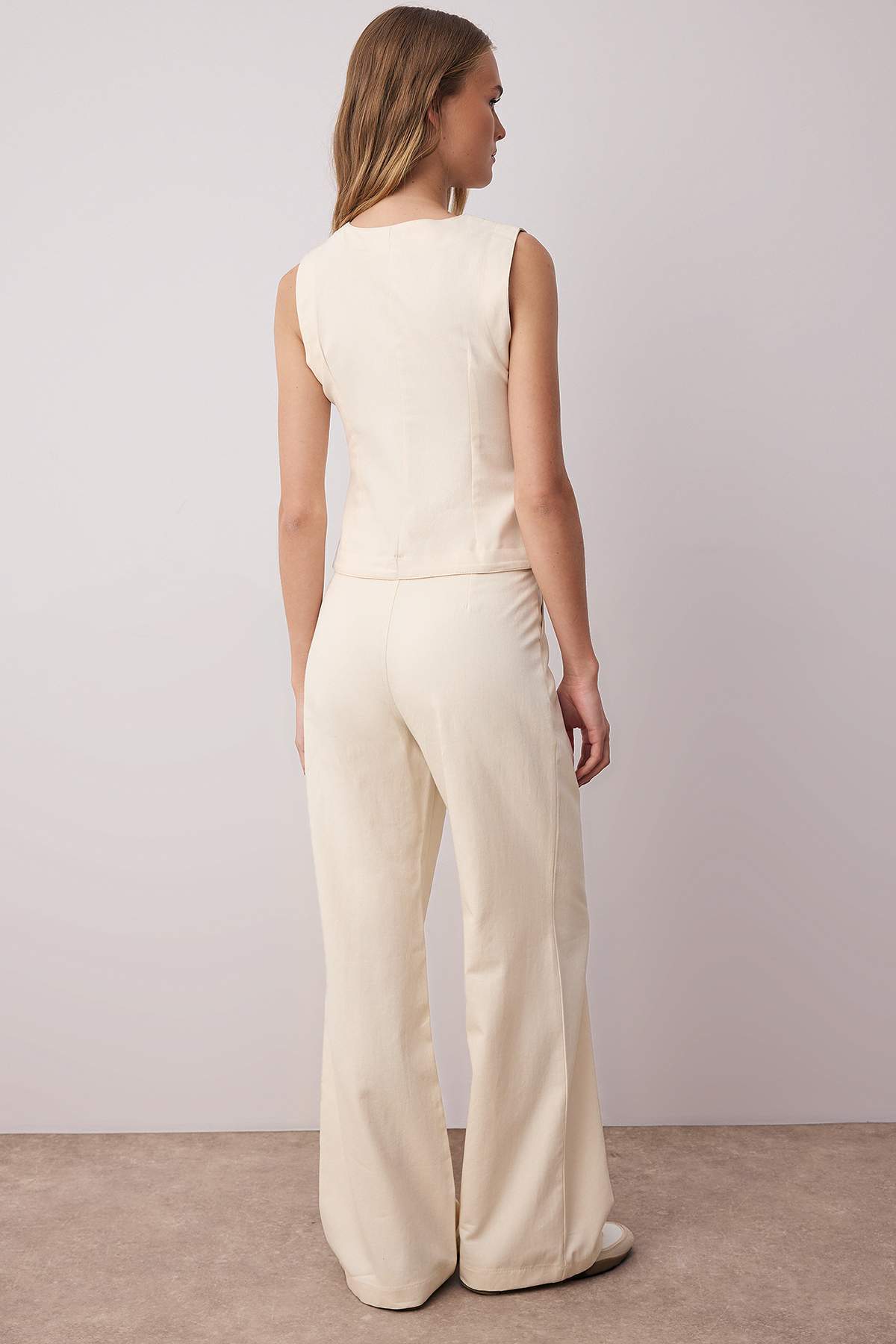 Trendyolmilla  Ekru Gabardin Pamuklu Yelek Geniş Paça Pantolon Dokuma Alt - Üst Takım TWOSS25AU00112 - Görsel 4