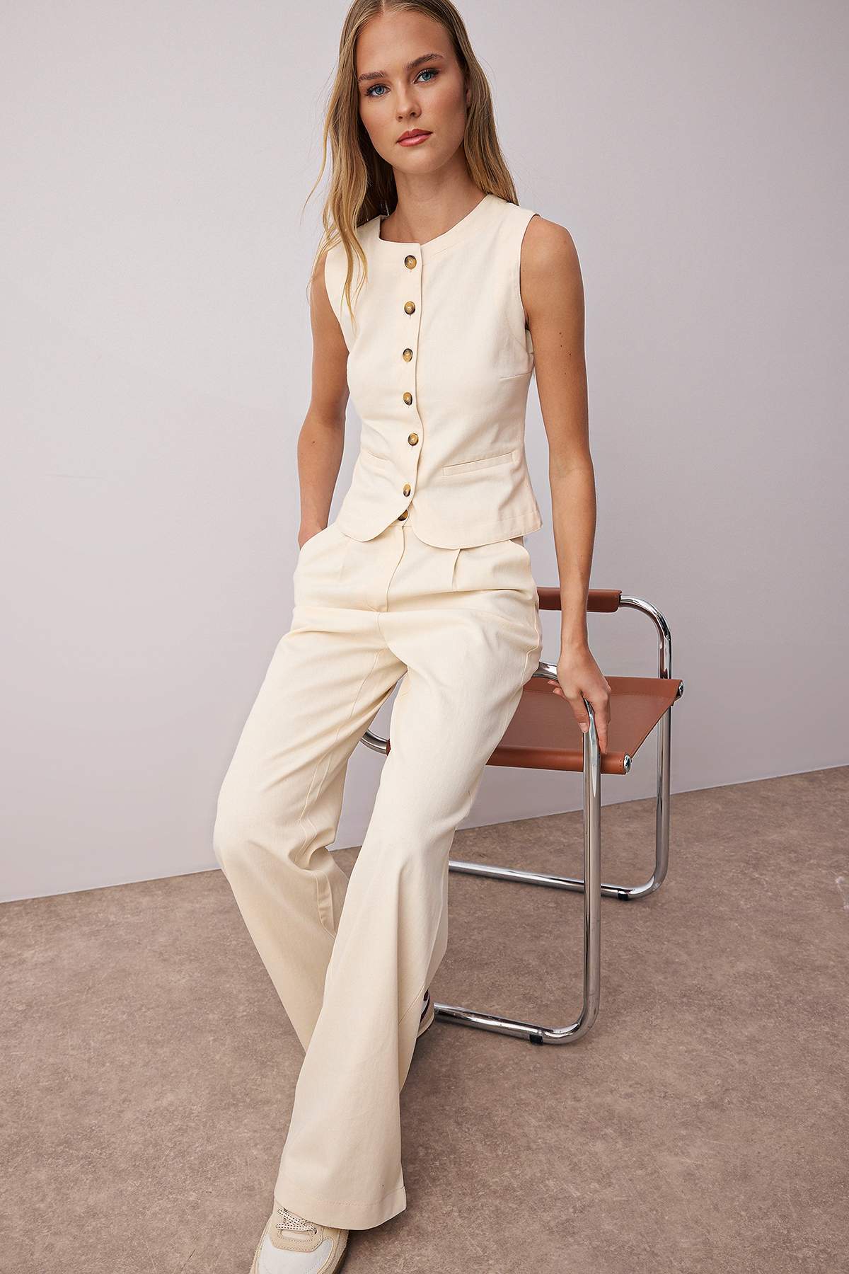 Trendyolmilla  Ekru Gabardin Pamuklu Yelek Geniş Paça Pantolon Dokuma Alt - Üst Takım TWOSS25AU00112