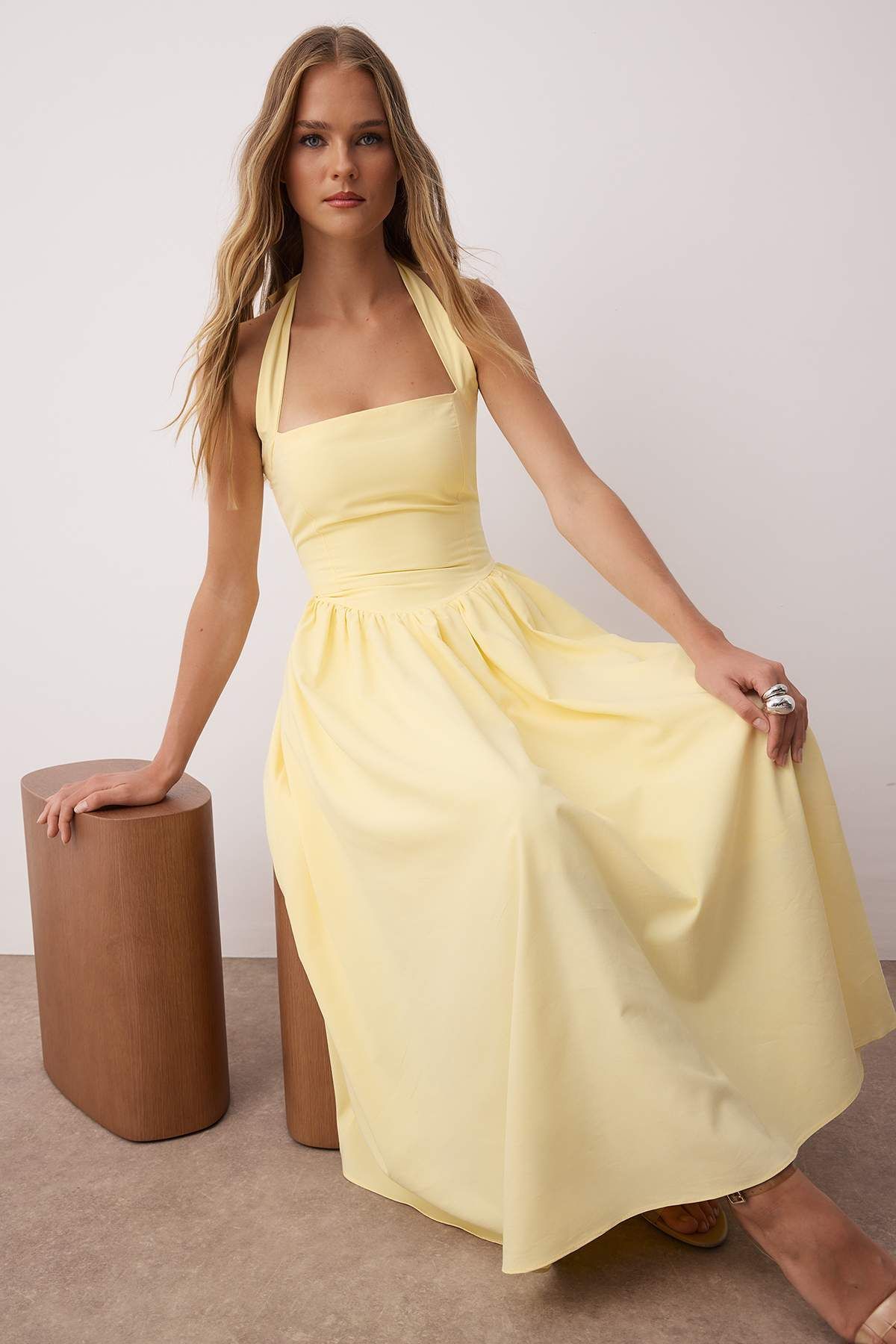 Trendyol Collection Žluté šaty maxi s halterneckem a širokým popelínem TWOSS25EL00881