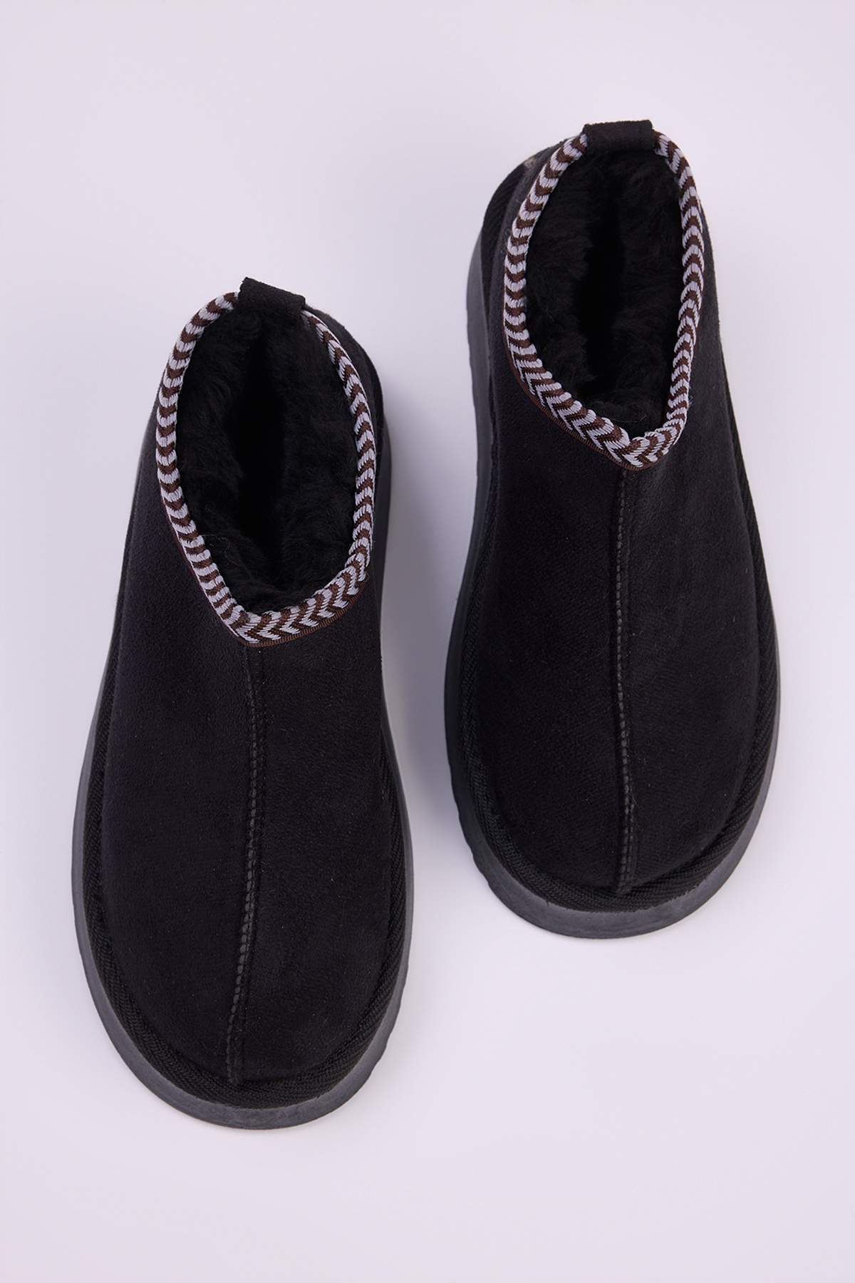 TRENDYOL SHOES Schwarze, mit Stickerei verzierte, mit Pelz gefütterte Damen-Stiefeletten mit dicker Sohle TAKAW26BO00003