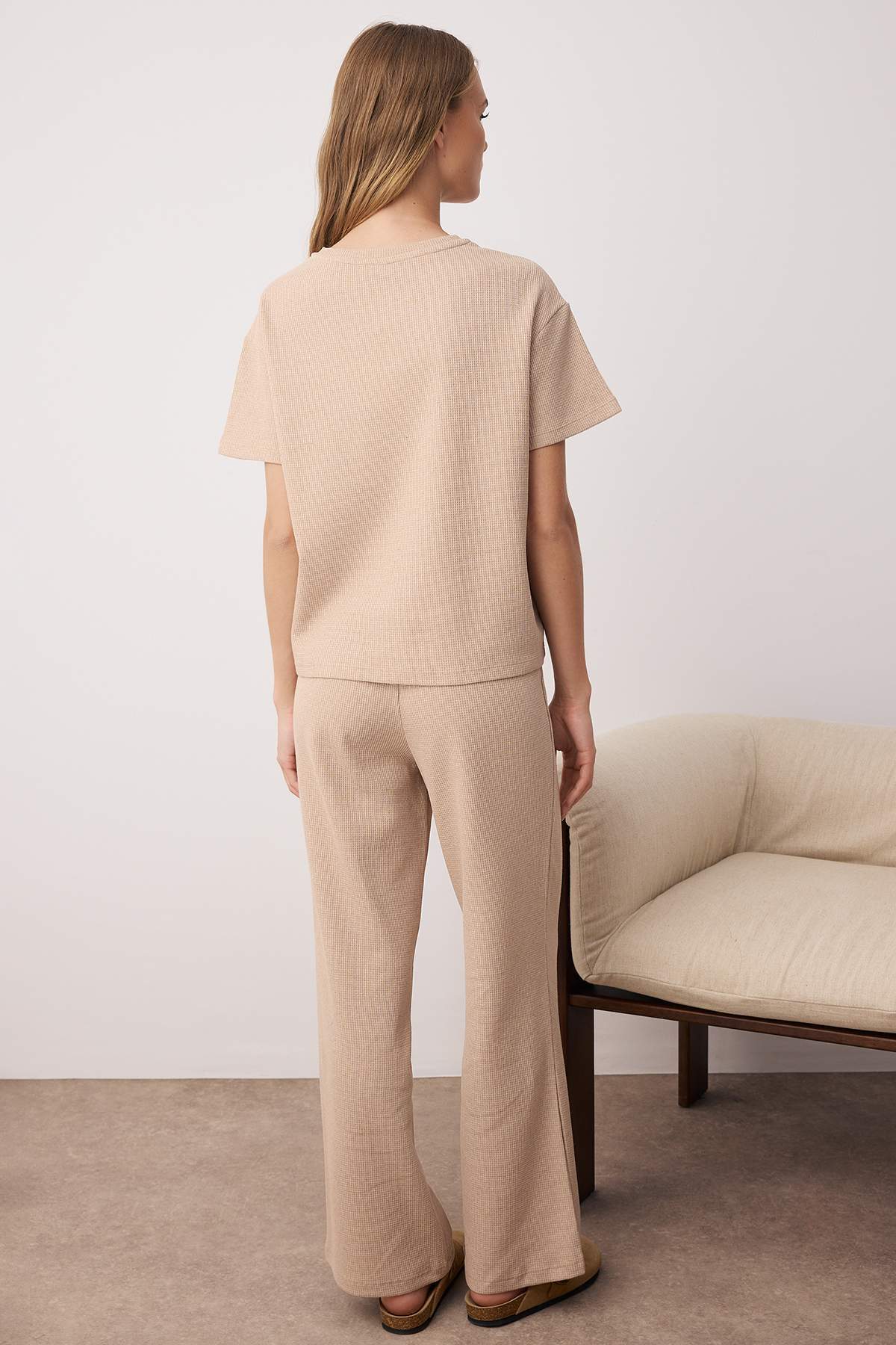 Trendyol Collection Beigefarbenes Waffelstrick-Pyjama-Set mit Taillenbindung und detailliertem Detail THMAW26PT00050