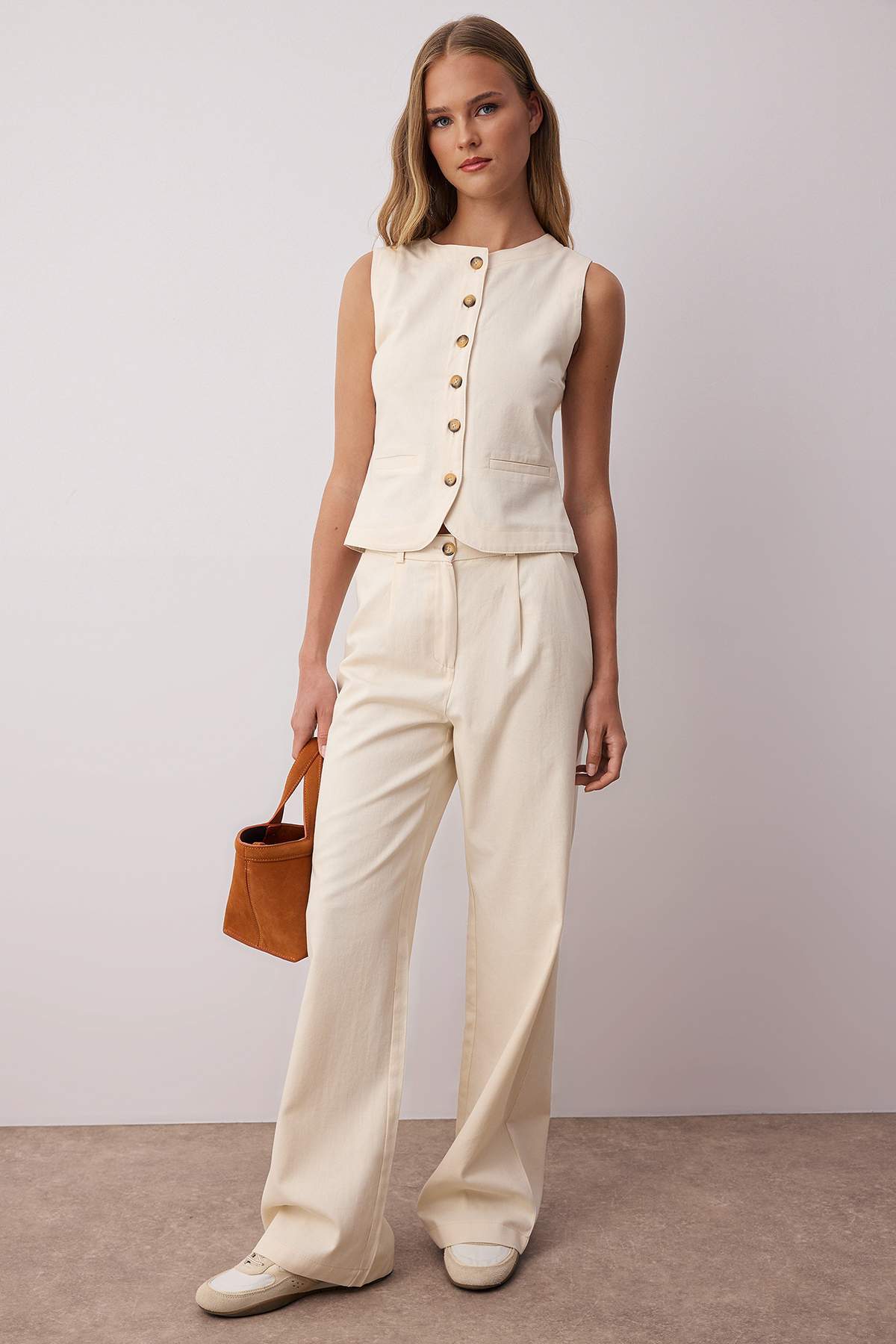 Trendyolmilla  Ekru Gabardin Pamuklu Yelek Geniş Paça Pantolon Dokuma Alt - Üst Takım TWOSS25AU00112 - Görsel 2