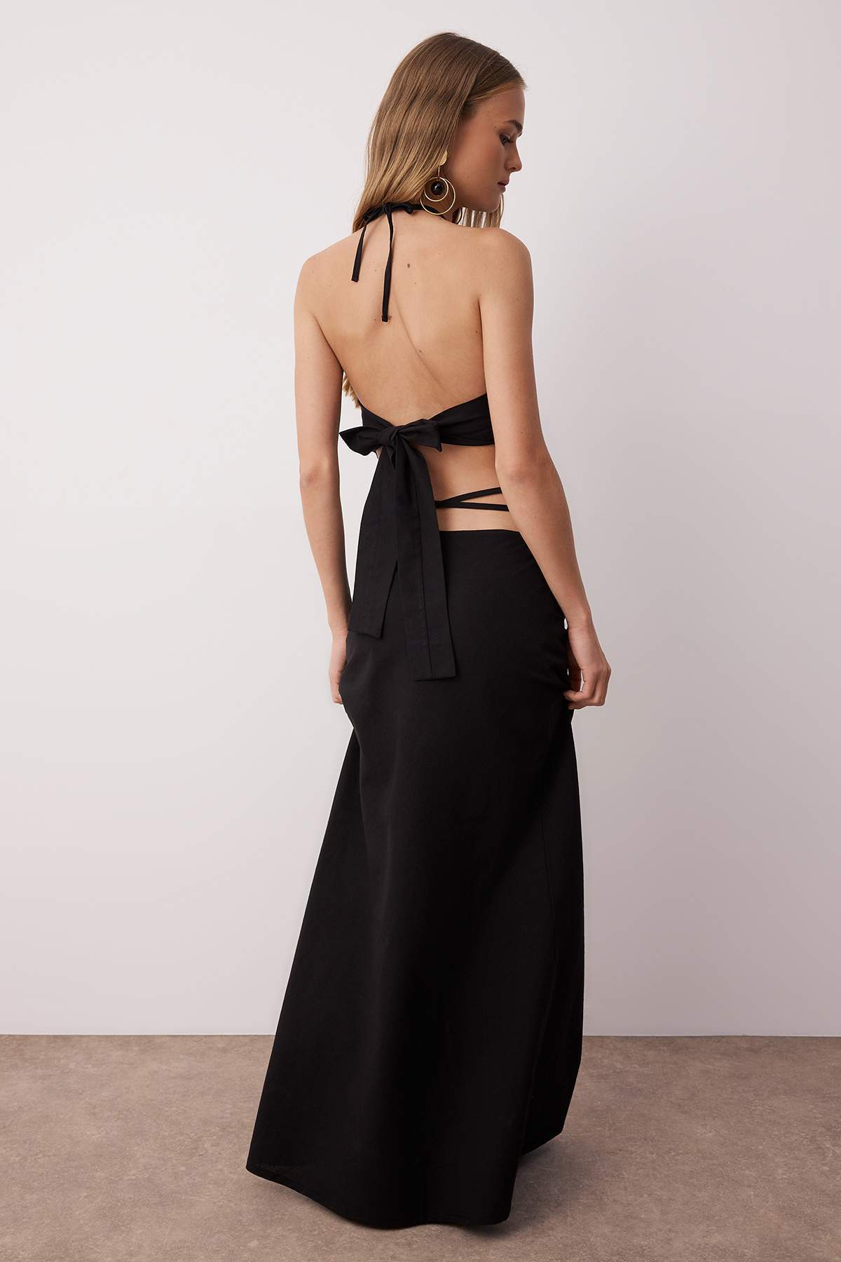 Trendyolmilla  Siyah Dokuma Bağlama Detaylı Plaj Yüksek Bel Bluz-Etek Takım TBESS25AU00089 - Görsel 4