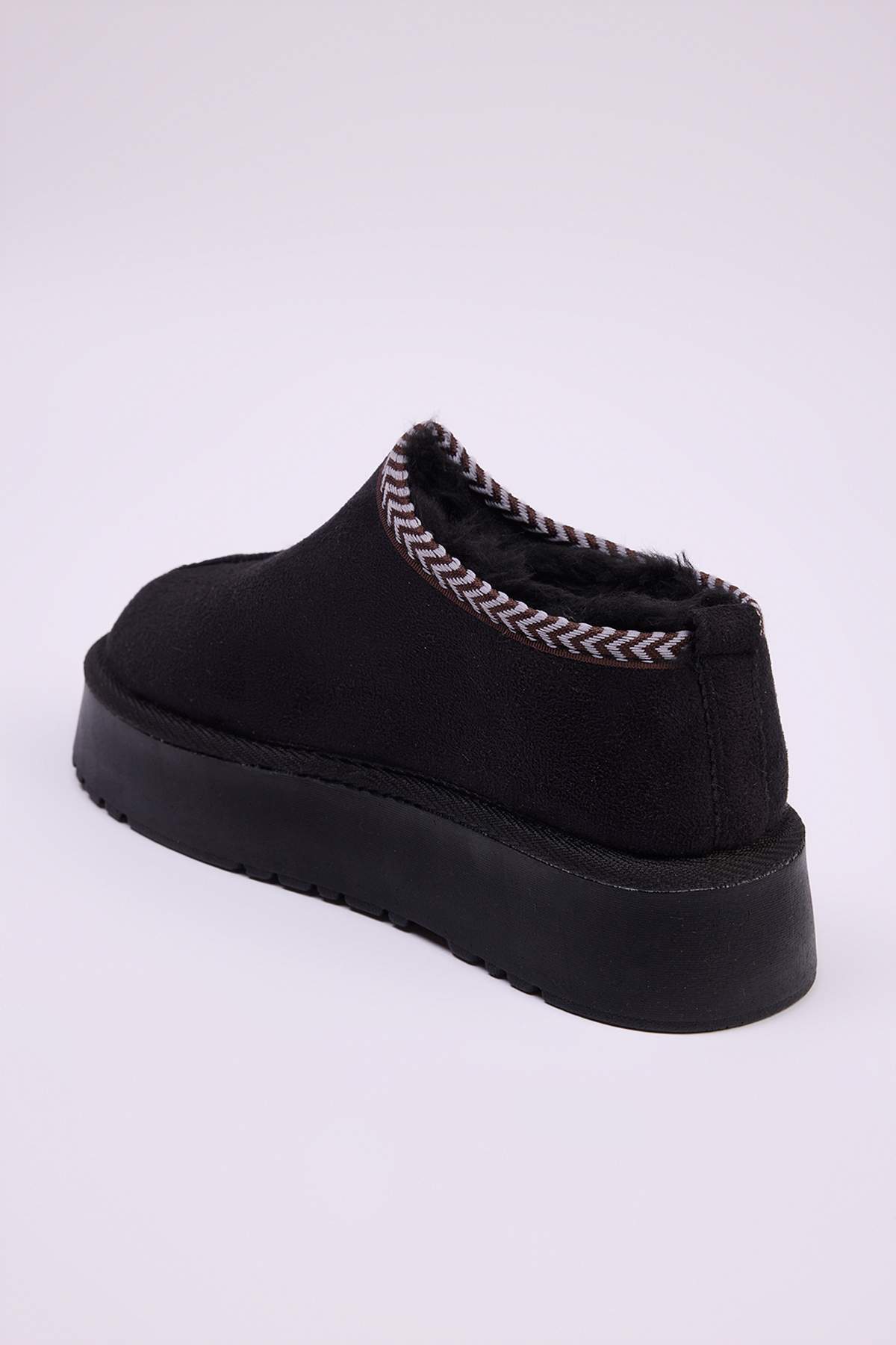 TRENDYOL SHOES Schwarze, mit Stickerei verzierte, mit Pelz gefütterte Damen-Stiefeletten mit dicker Sohle TAKAW26BO00003