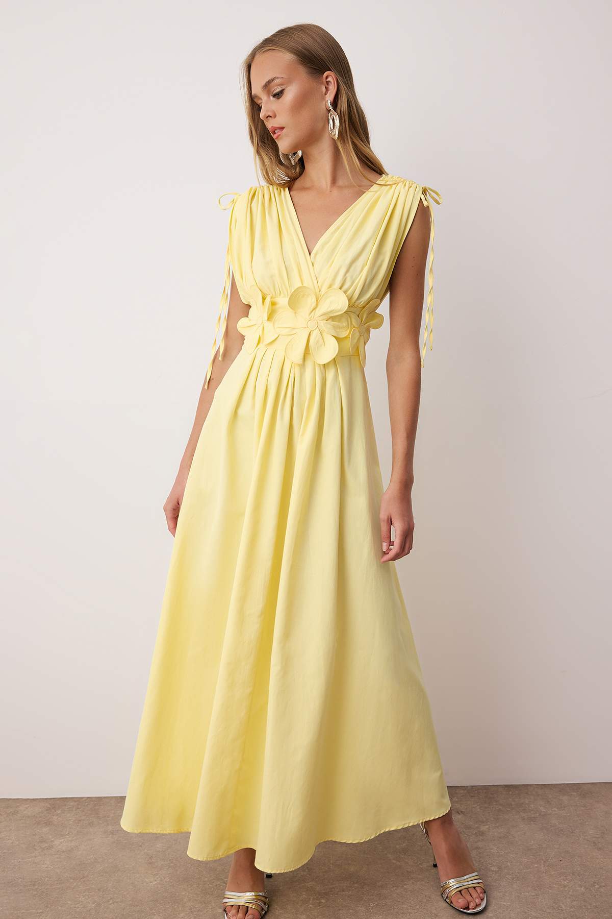 Trendyolmilla  Açık Sarı 3 Boyutlu Çiçek Detaylı Poplin Şık Abiye Gece Mezuniyet Elbisesi TPRSS24EL00282 - Görsel 2