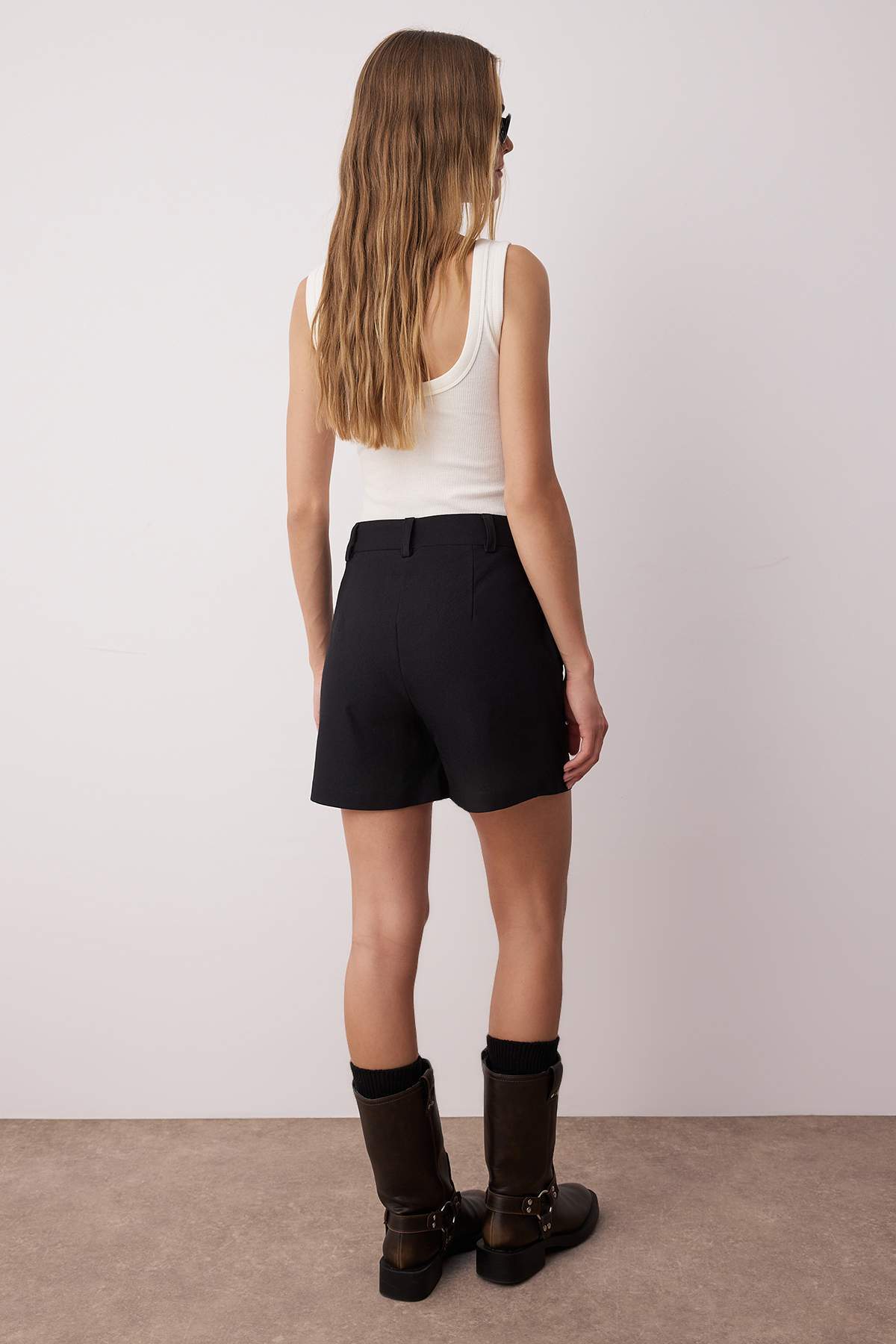 Trendyolmilla  Siyah Gabardin Pamuklu Taş Detaylı City Boy Şort & Bermuda TWOAW26SR00014 - Görsel 5