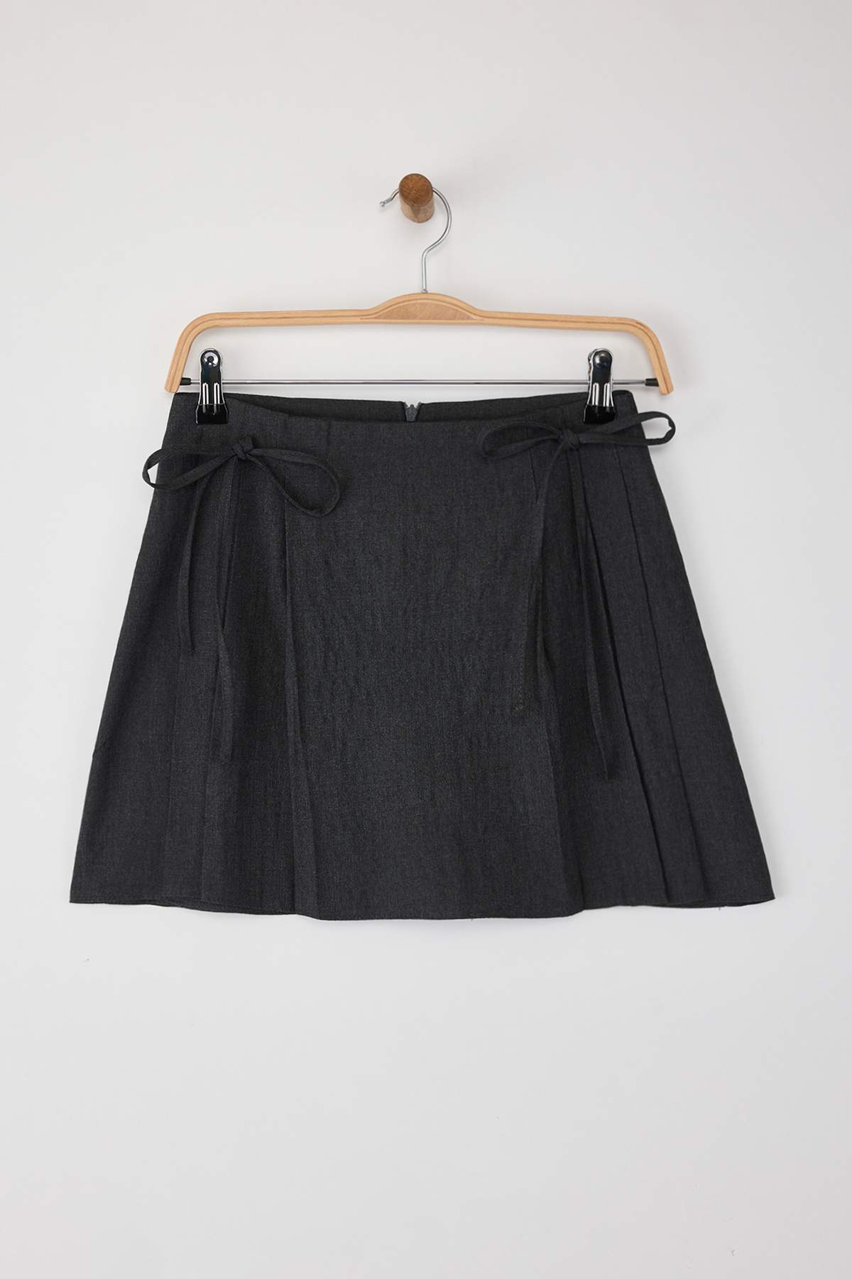 Trendyolmilla  Koyu Antrasit Plise ve Kurdele Detaylı Mini Boy Dokuma Etek TEDAW25ET00012 - Görsel 5